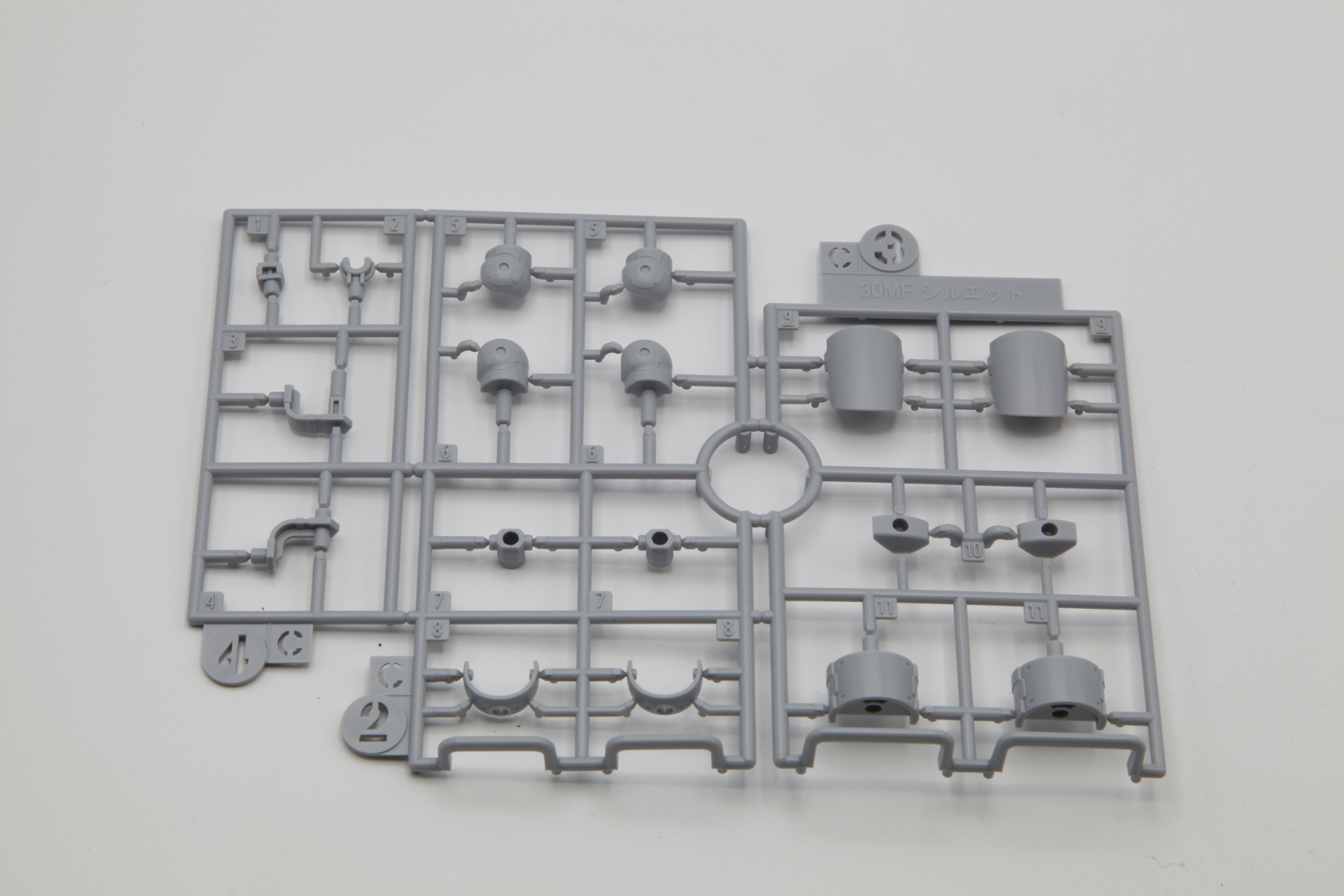 肩や太もも、武装に使えるジョイントパーツを構成しているCランナー