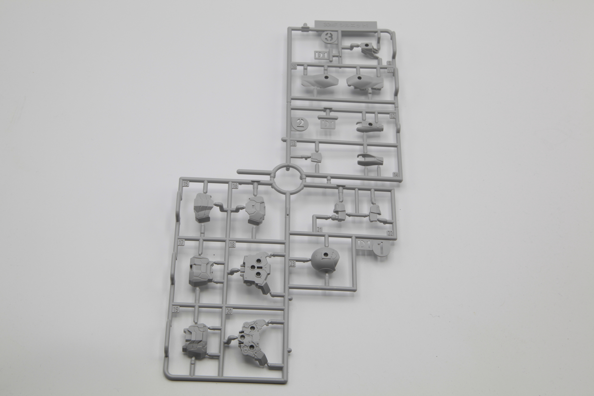 頭部・腕部・胴体を構成するDランナー