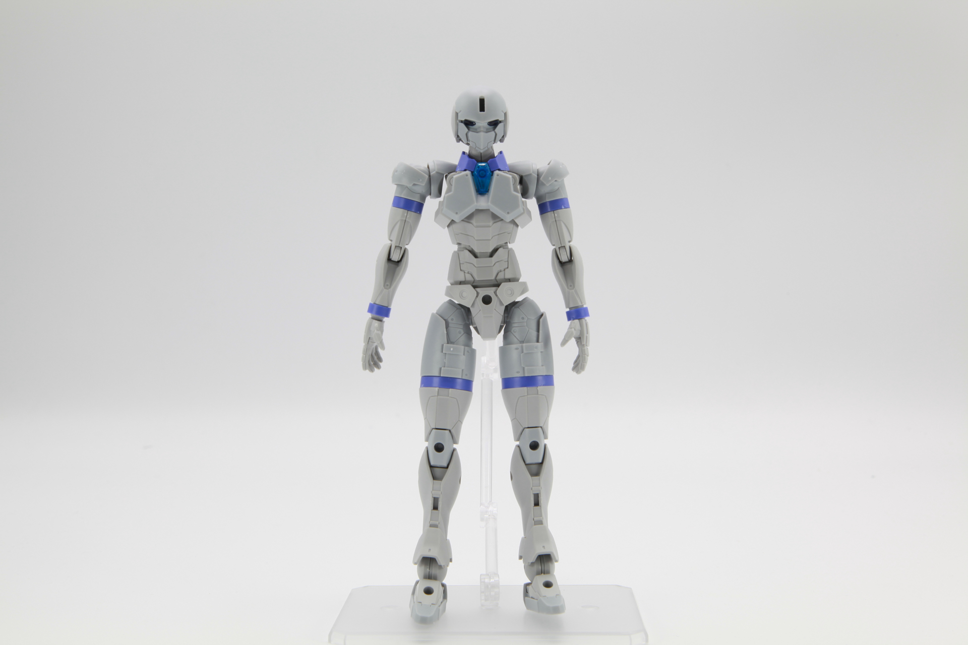 腕部は肩と肘部分の構造によって、180度近くまで折り曲げたりすることが可能