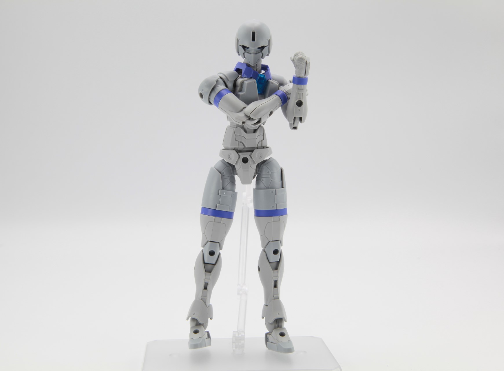 胴体が3パーツに分割して構成されているため、ひねることもができ、ストレッチする様子も自然に決まる