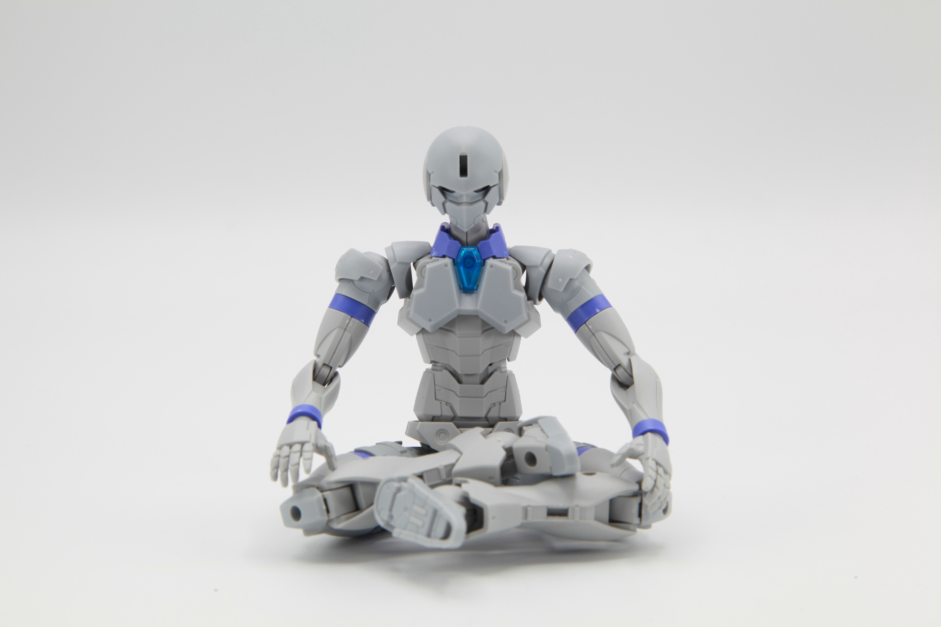 可動域の高い足まわりの構造のため、胡坐をかくこともできる