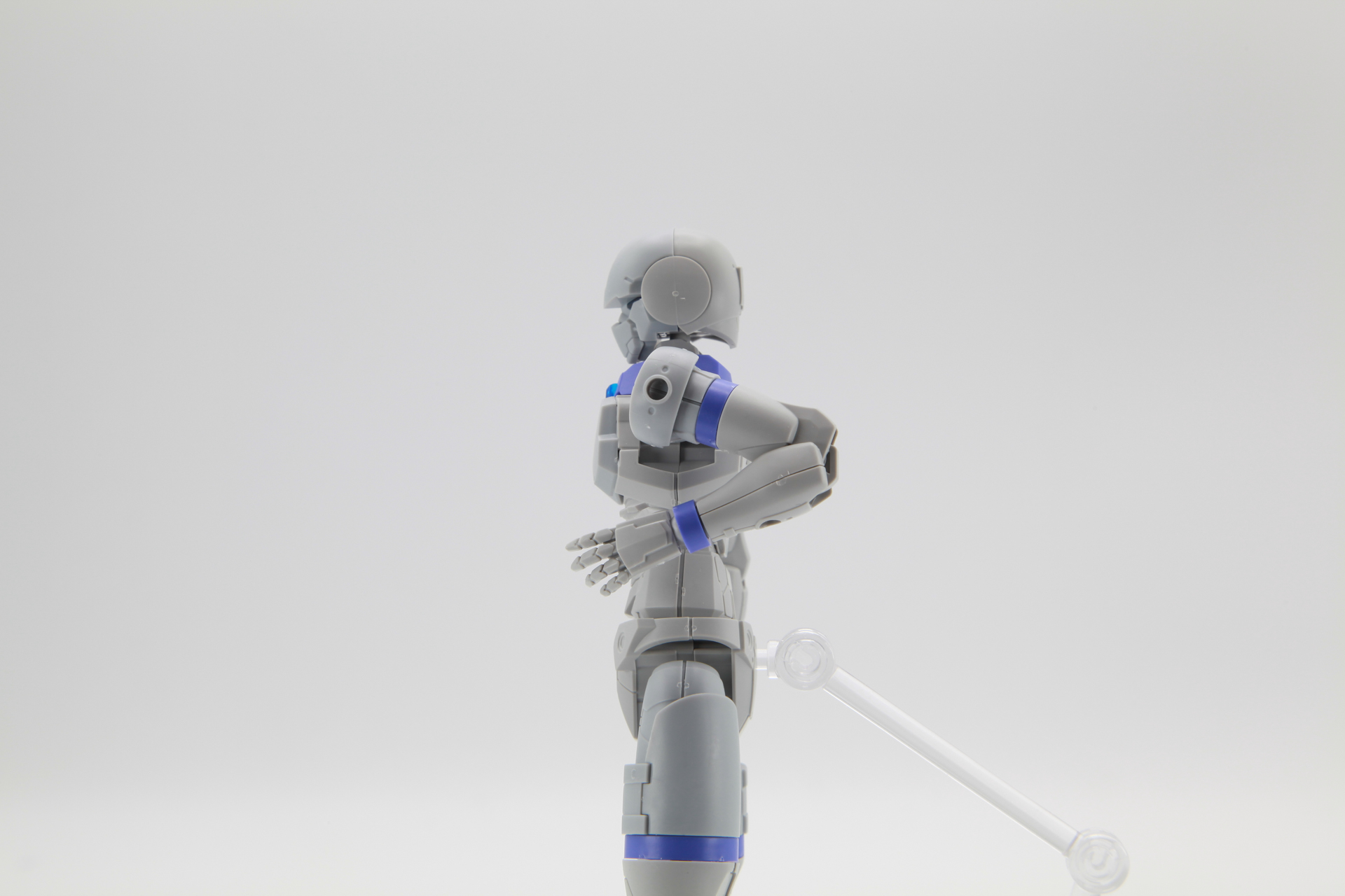 腕部は肩と肘部分の構造によって、180度近くまで折り曲げたりすることが可能