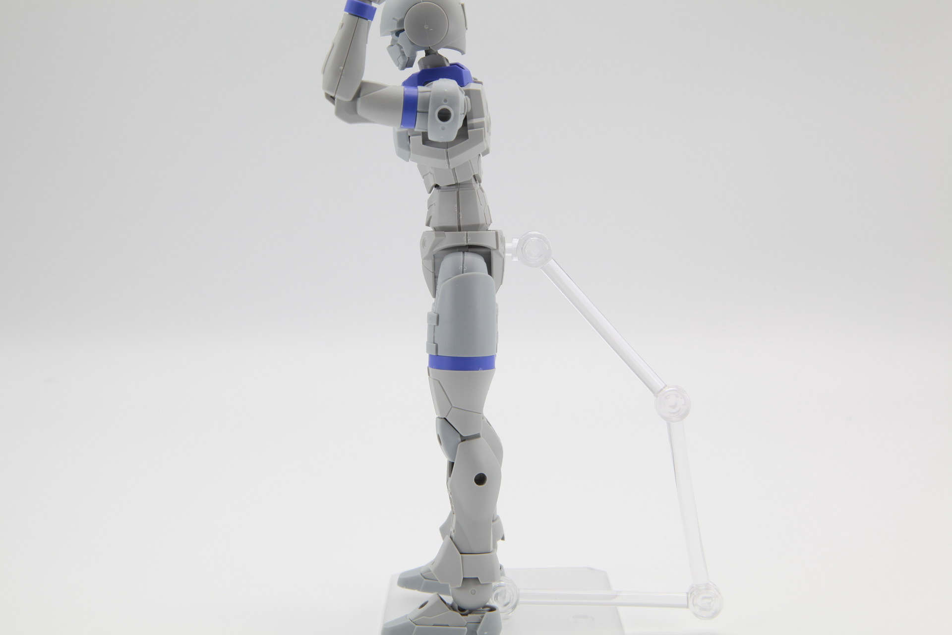 膝の関節もしっかりとした造りで、180度近くまで曲げることや、足首まで可動できる