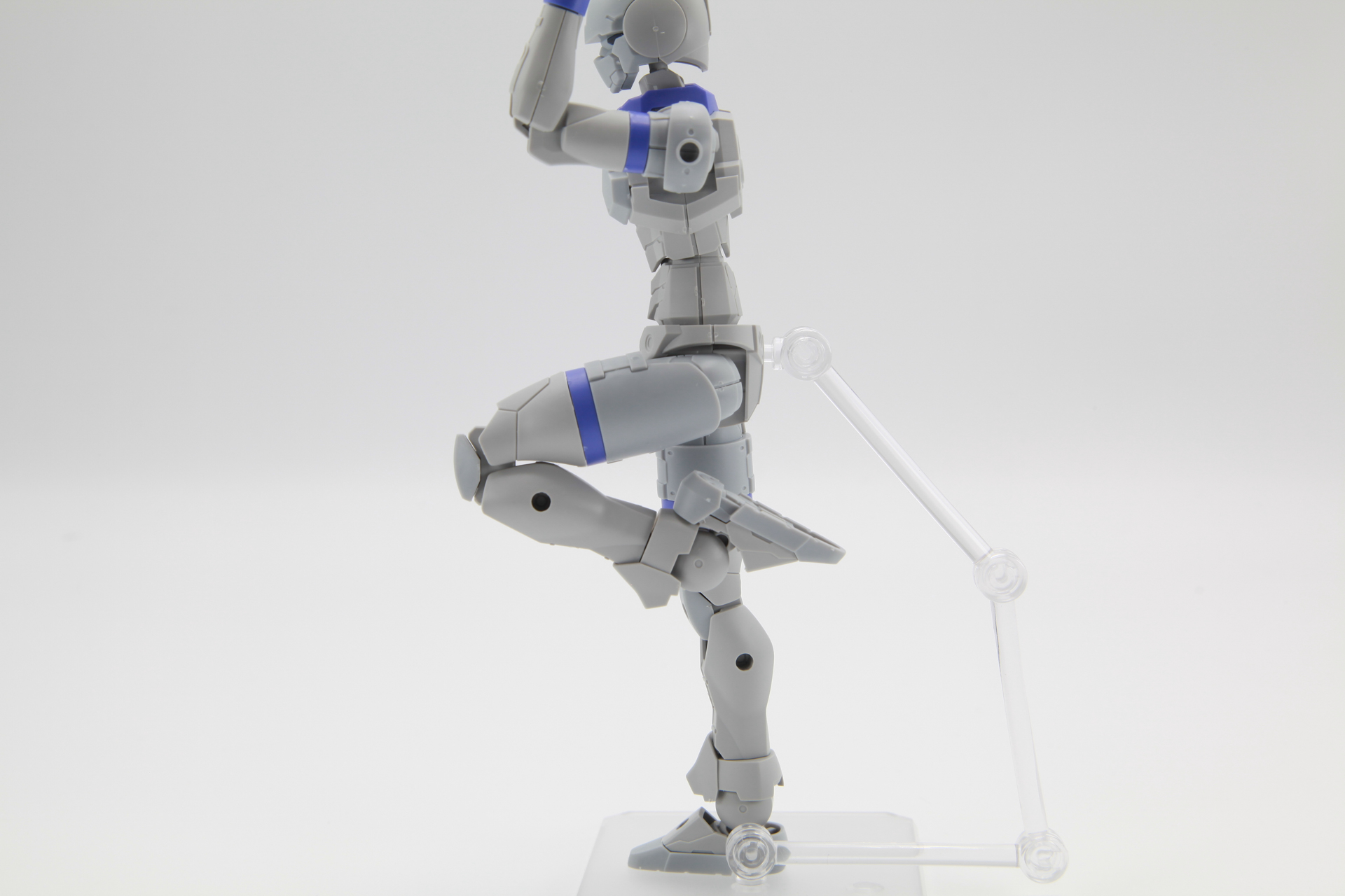 膝の関節もしっかりとした造りで、180度近くまで曲げることや、足首まで可動できる