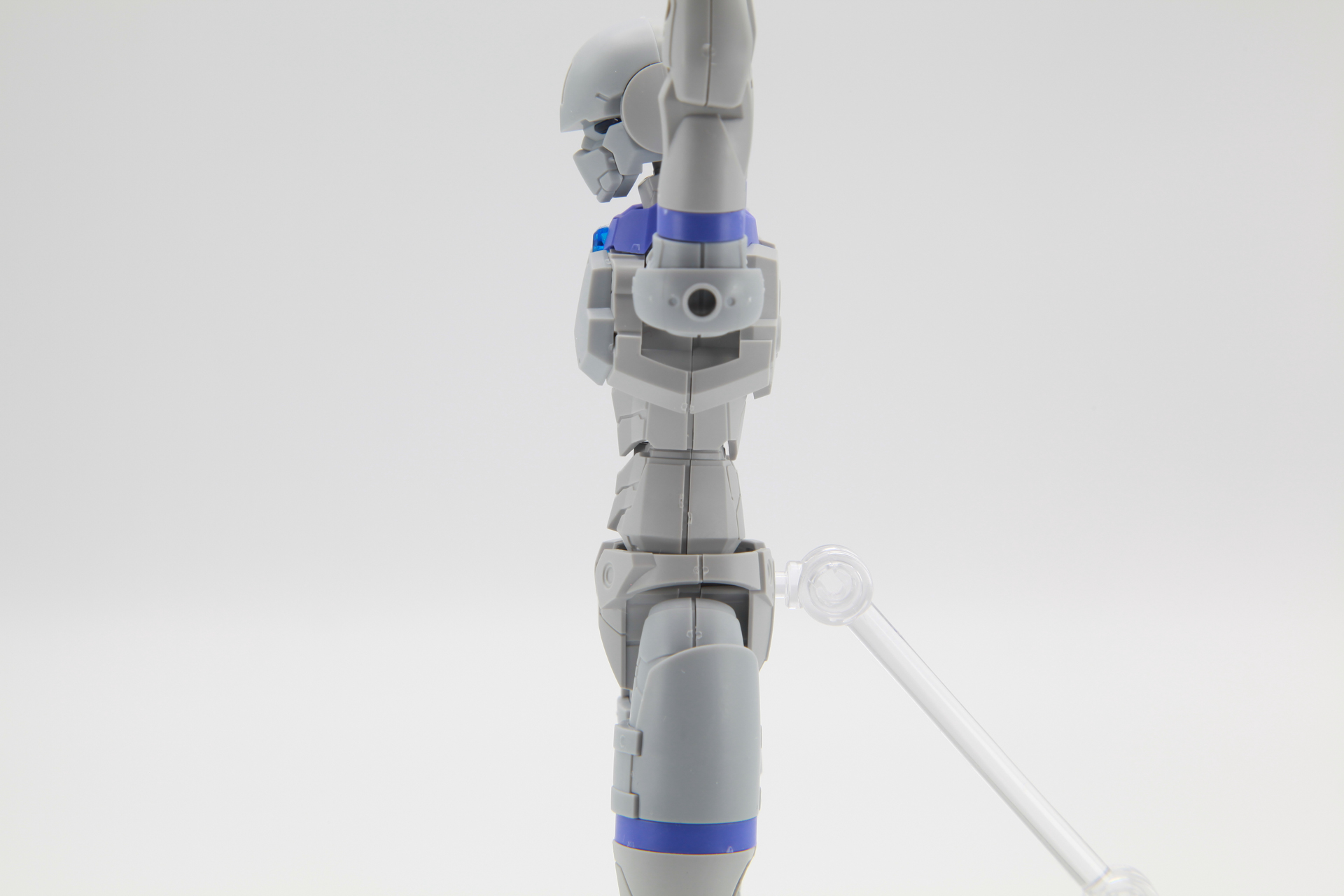 前傾姿勢は、3パーツ構成による胴体によって90度近く前に曲げることができる