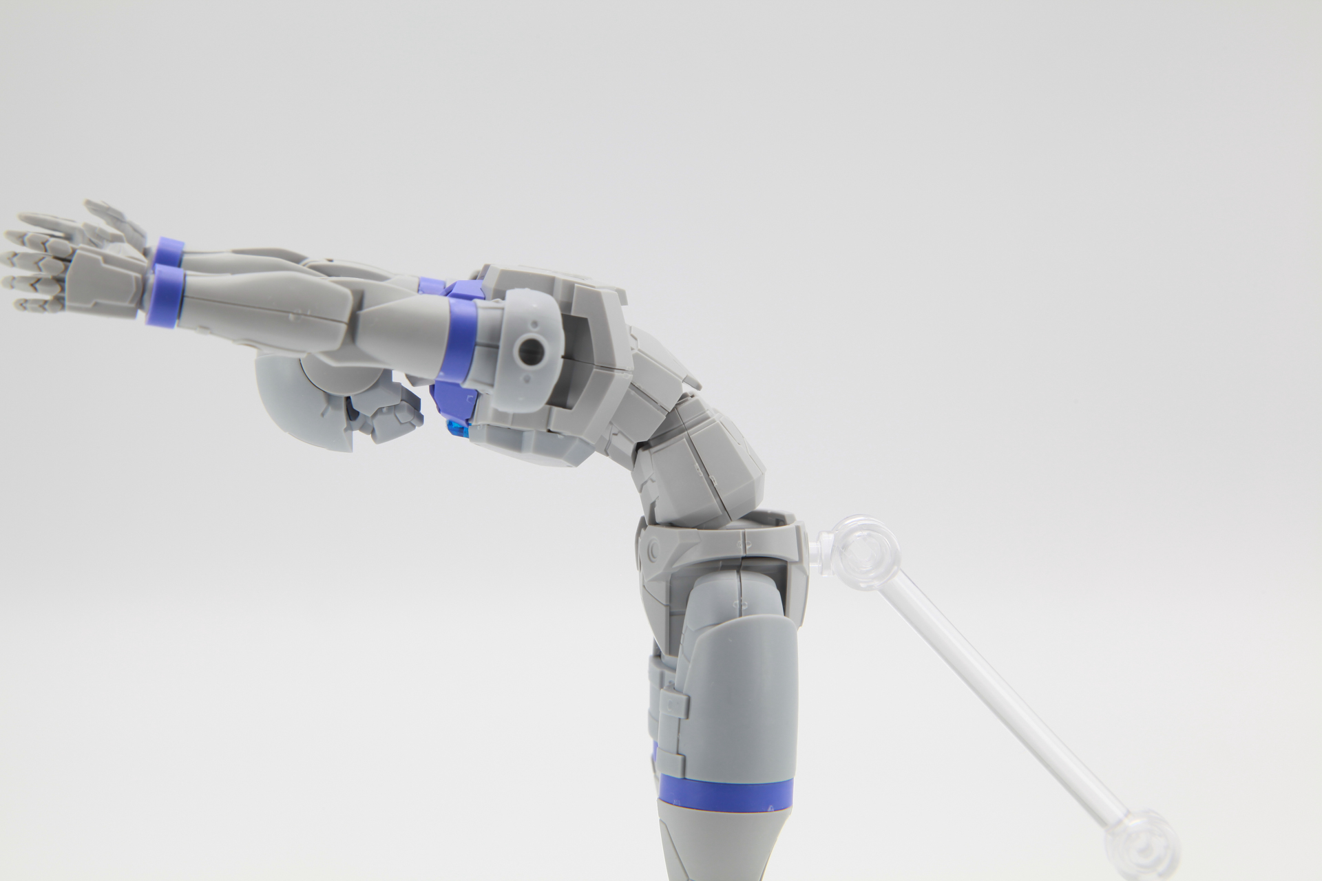 前傾姿勢は、3パーツ構成による胴体によって90度近く前に曲げることができる