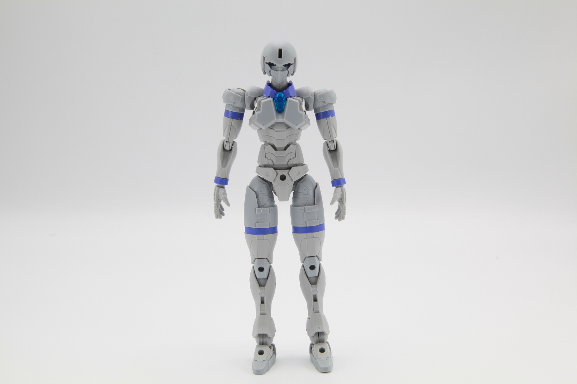 胴体が3パーツに分割して構成されているため、ひねることもができ、ストレッチする様子も自然に決まる