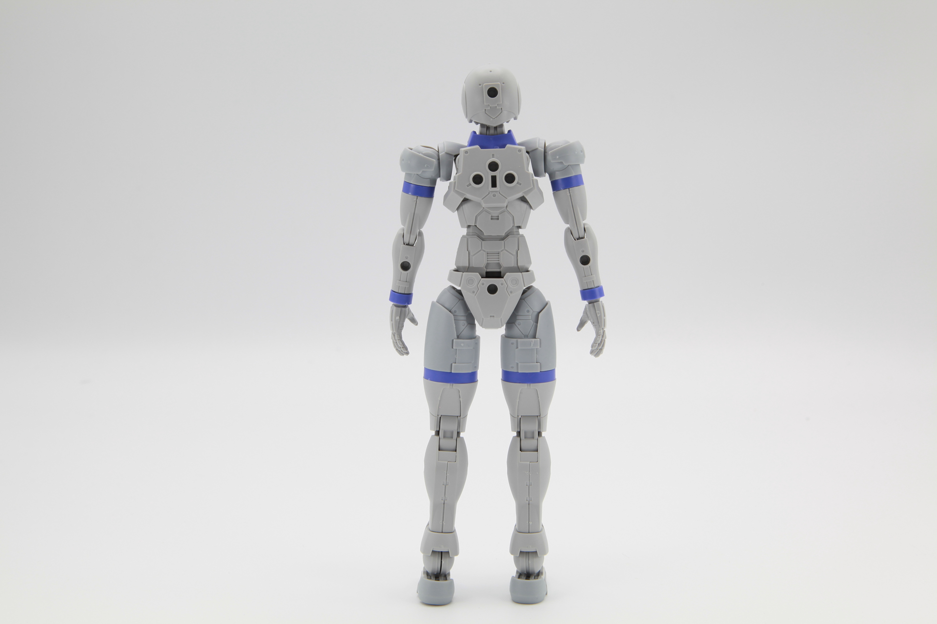 胴体が3パーツに分割して構成されているため、ひねることもができ、ストレッチする様子も自然に決まる