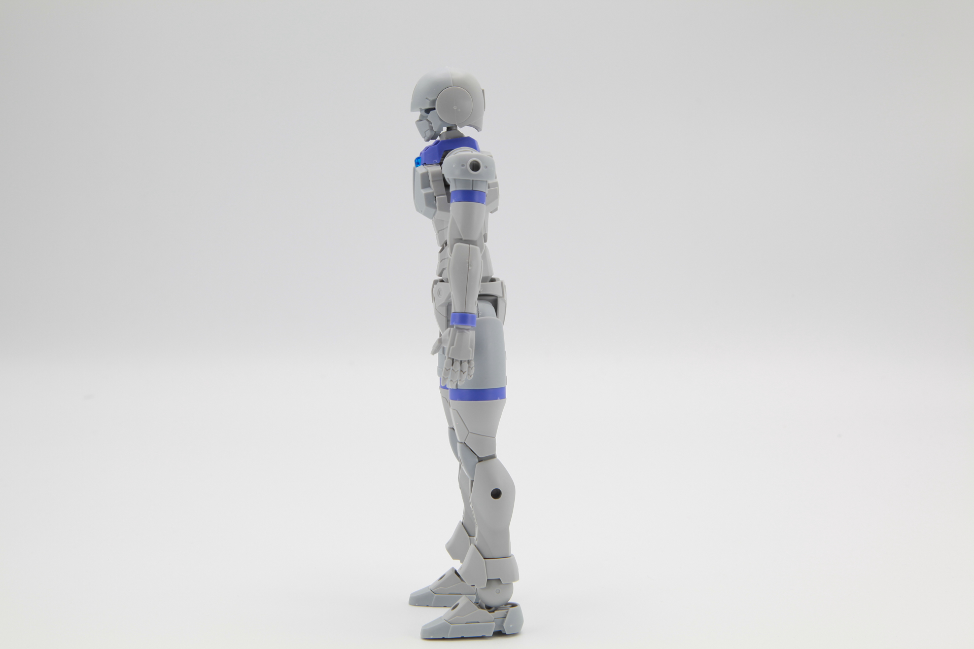 胴体が3パーツに分割して構成されているため、ひねることもができ、ストレッチする様子も自然に決まる