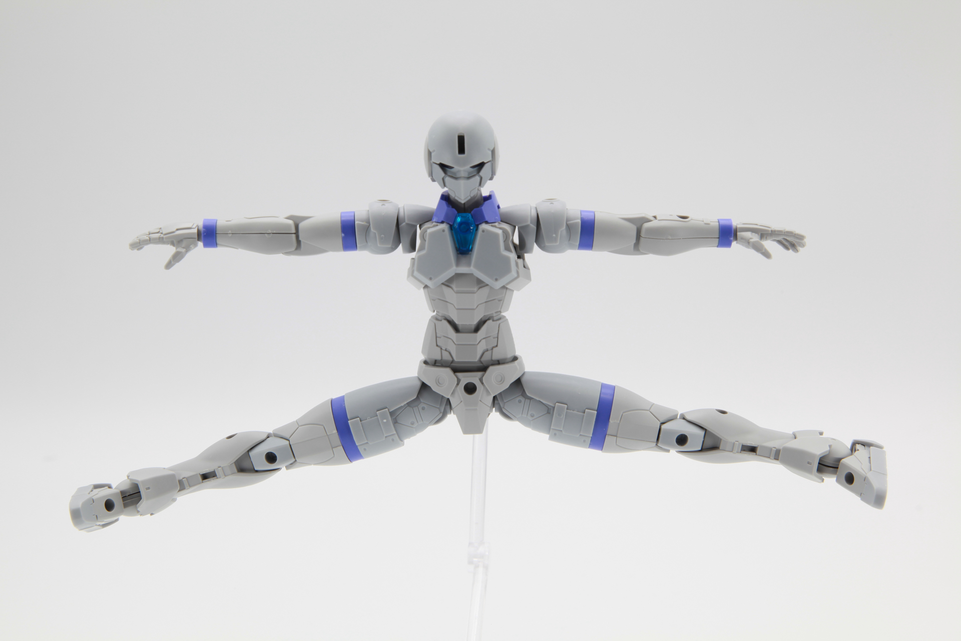 股関節のジョイントを下げてから広げることで、90度近くまで大きく広げることができる