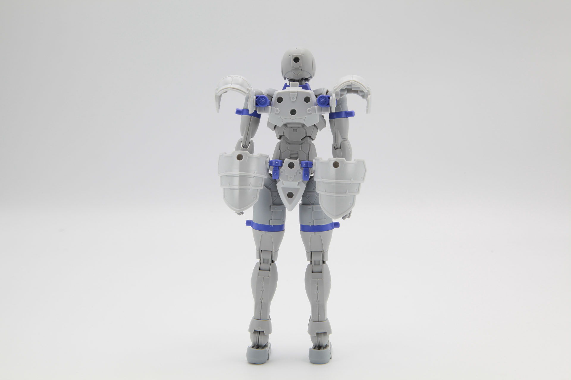 背部ユニットに肩と腰のアーマーパーツを装着する