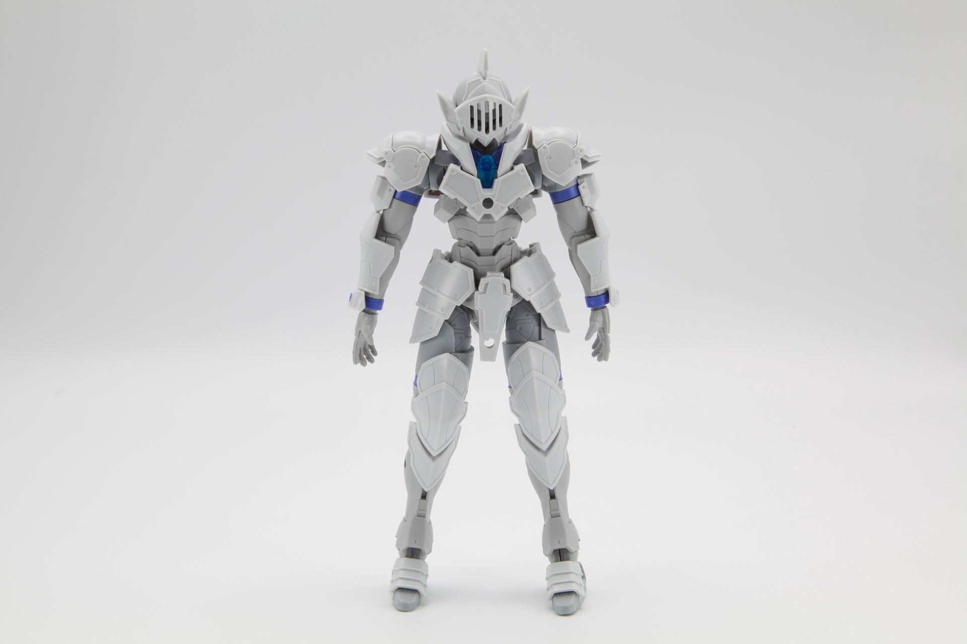 頭部や腕部、脚部などのジョイントにパーツを取り付け、背部から肩と腰のアーマーを添える