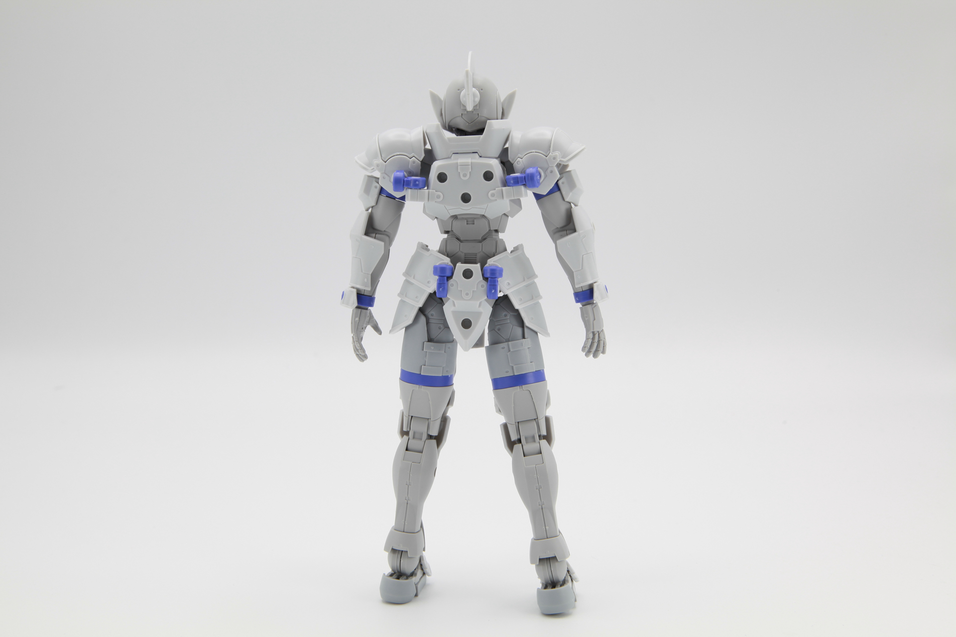 付属のジョイントで剣や盾は腰や背中にマウントできる