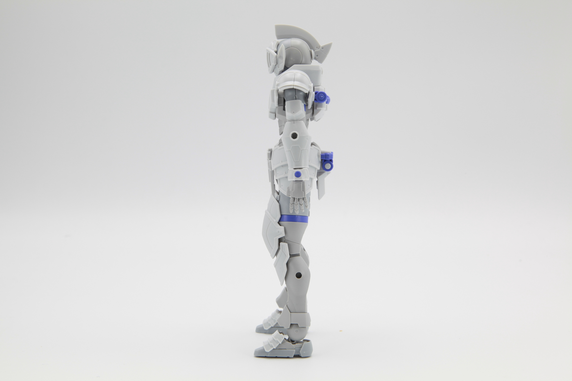 付属のジョイントで剣や盾は腰や背中にマウントできる