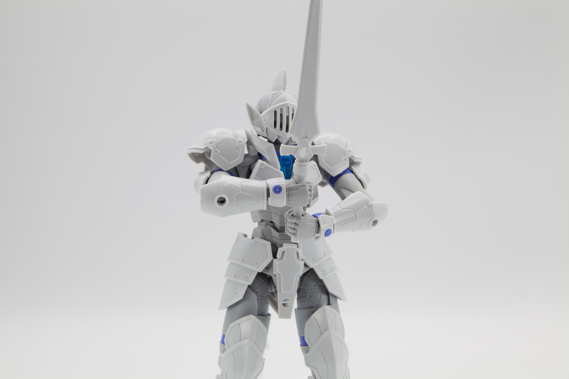 付属のジョイントで剣や盾は腰や背中にマウントできる