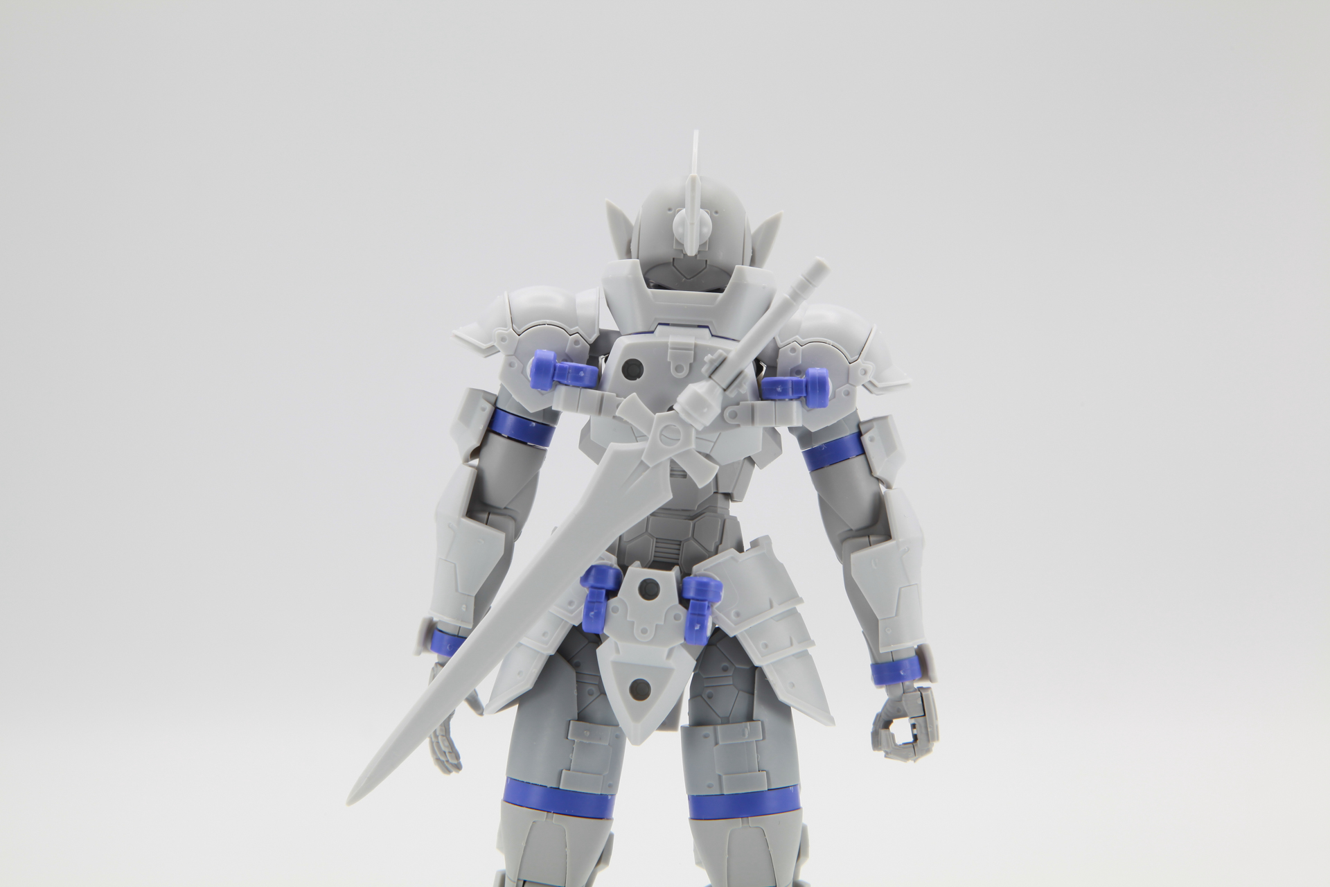 付属のジョイントで剣や盾は腰や背中にマウントできる