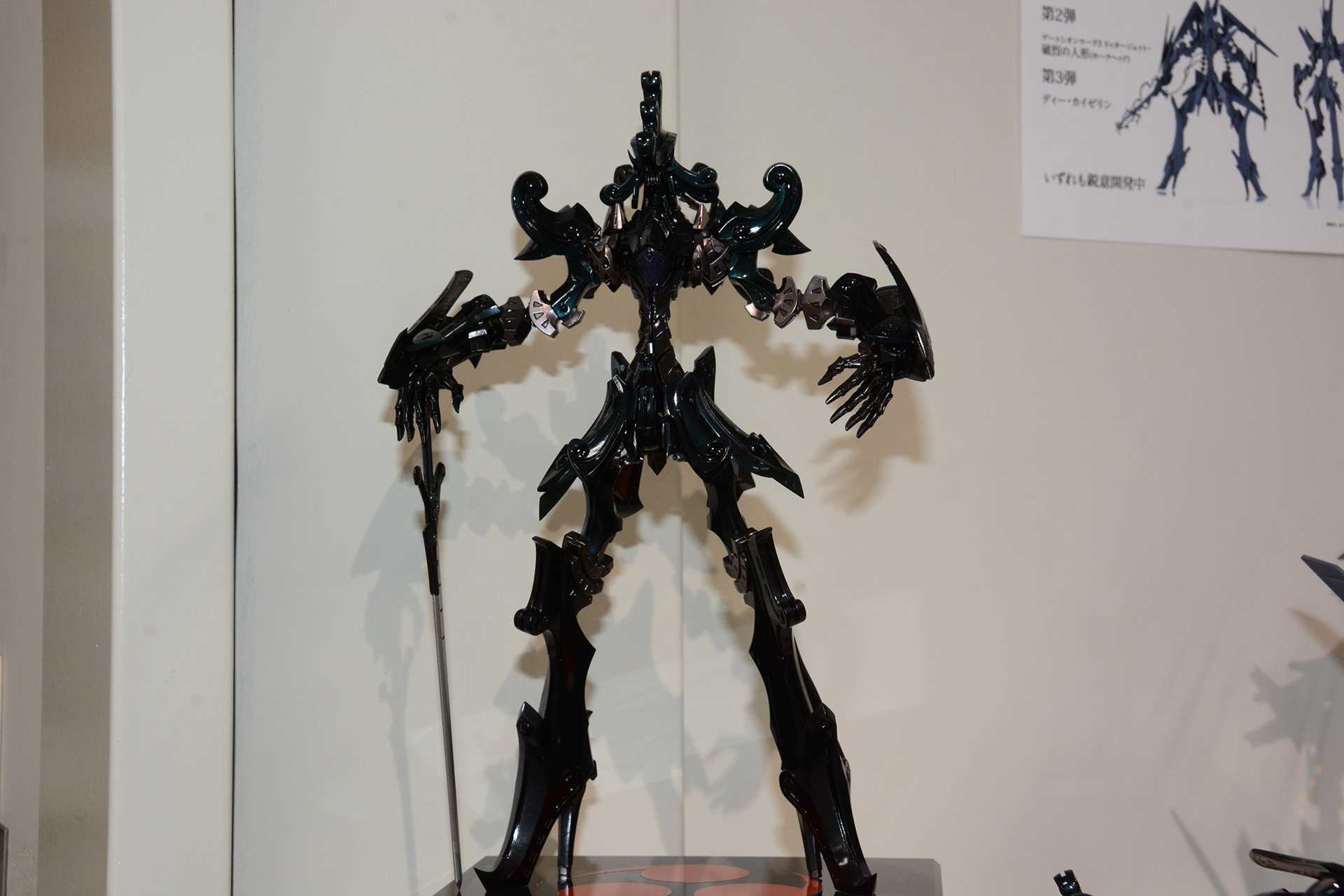 彩色して、素立ちの状態で展示。細部をチェックするのが楽しい