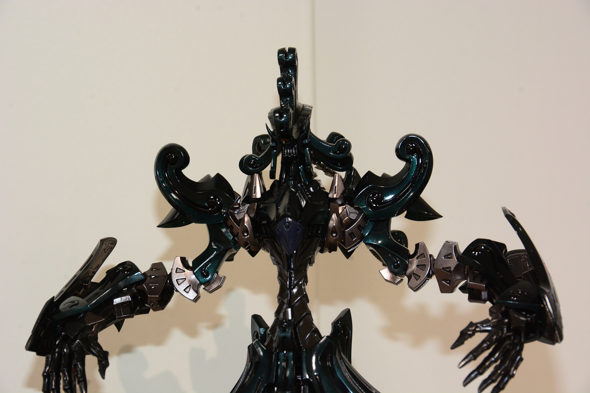 腹部と腕のフレームの色の違いなどもしっかり確認できる