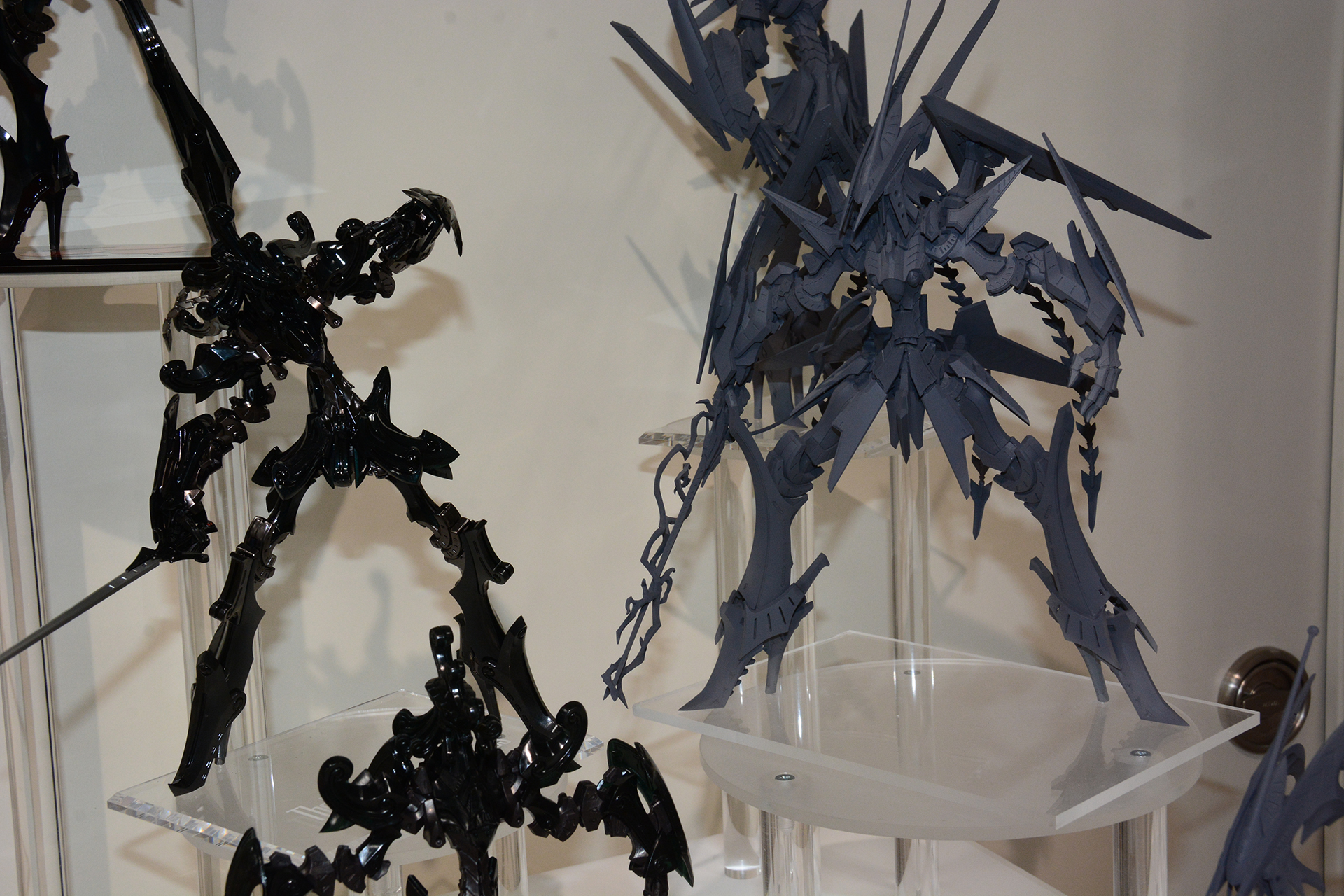 ダッカスvs破烈の人形。会場でも対決を意識したディスプレイに