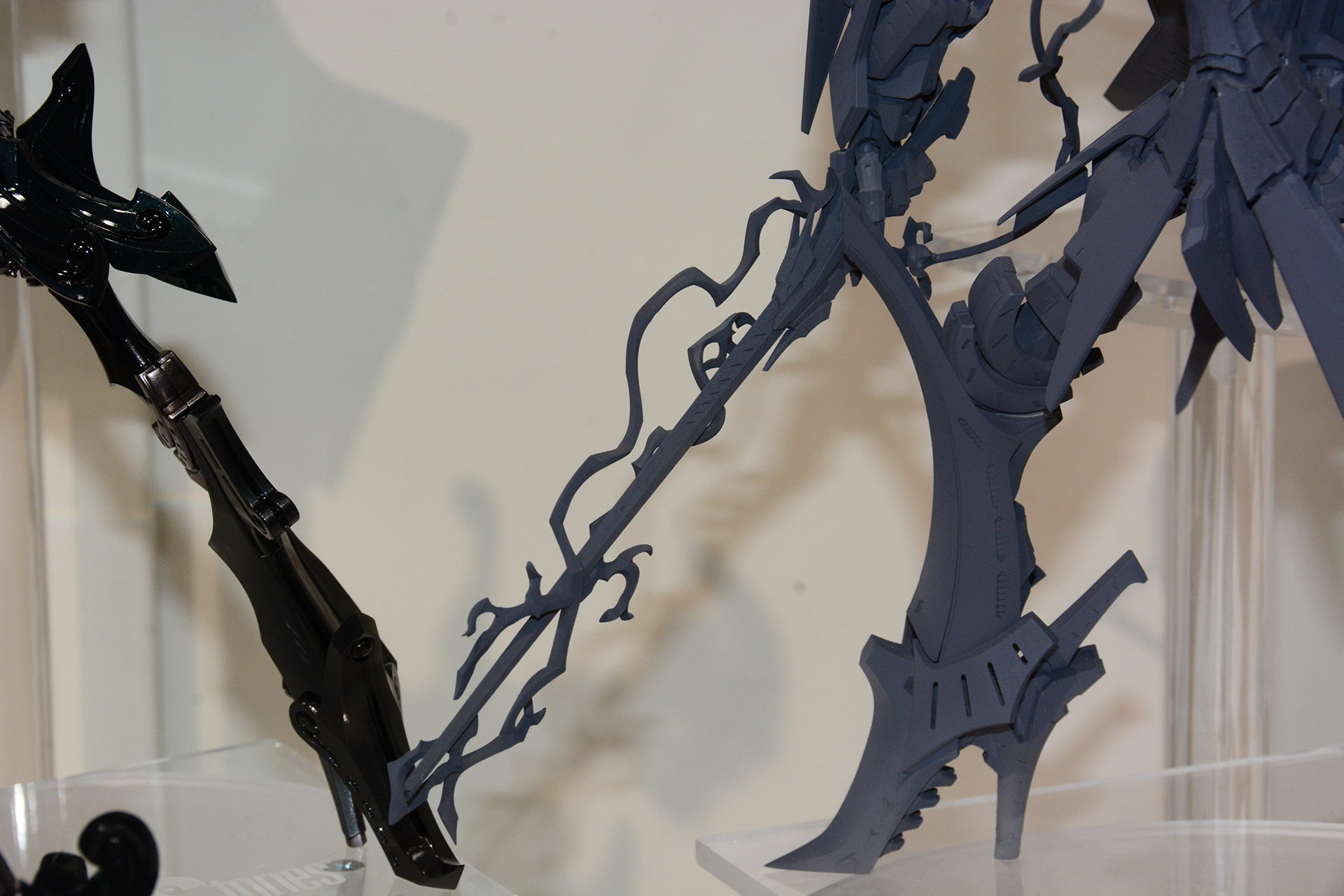 破烈の人形の武器は圧倒的な破壊力をもつ特殊な剣だ