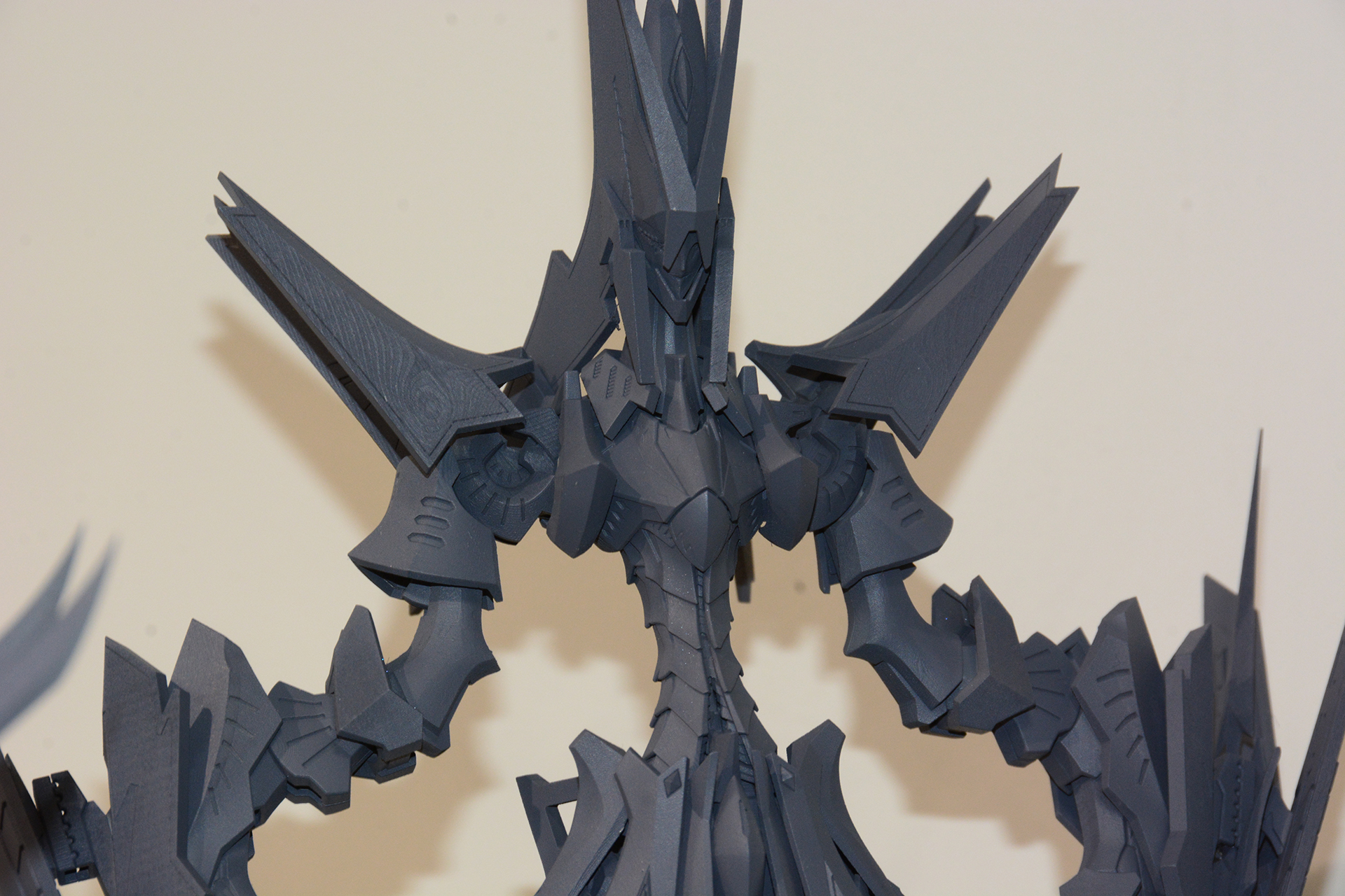 女性的なシルエット、肩の装甲の造型の細かさも驚かされる