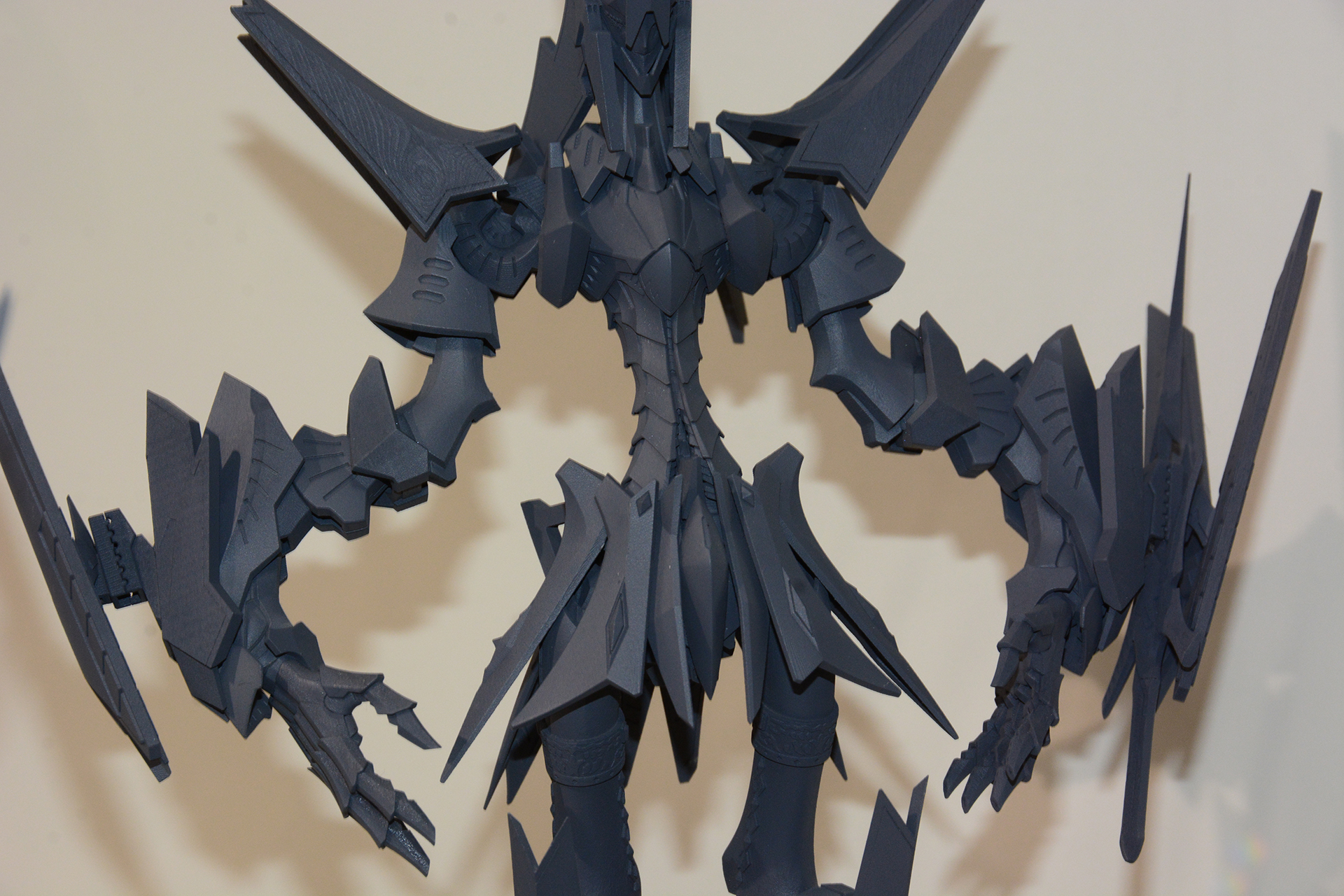 腹部のデザインも全く違う。デザインと関節強度を両立させる設計も大きな課題だ