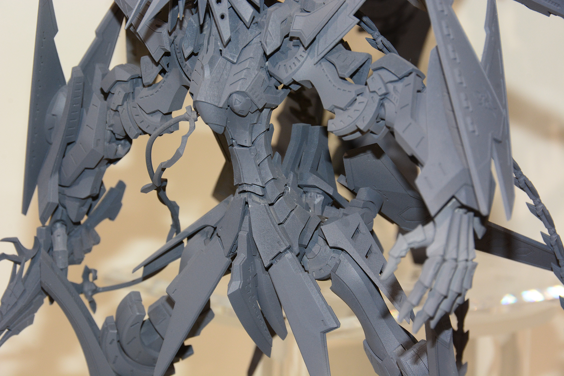 腹部のデザインも全く違う。デザインと関節強度を両立させる設計も大きな課題だ