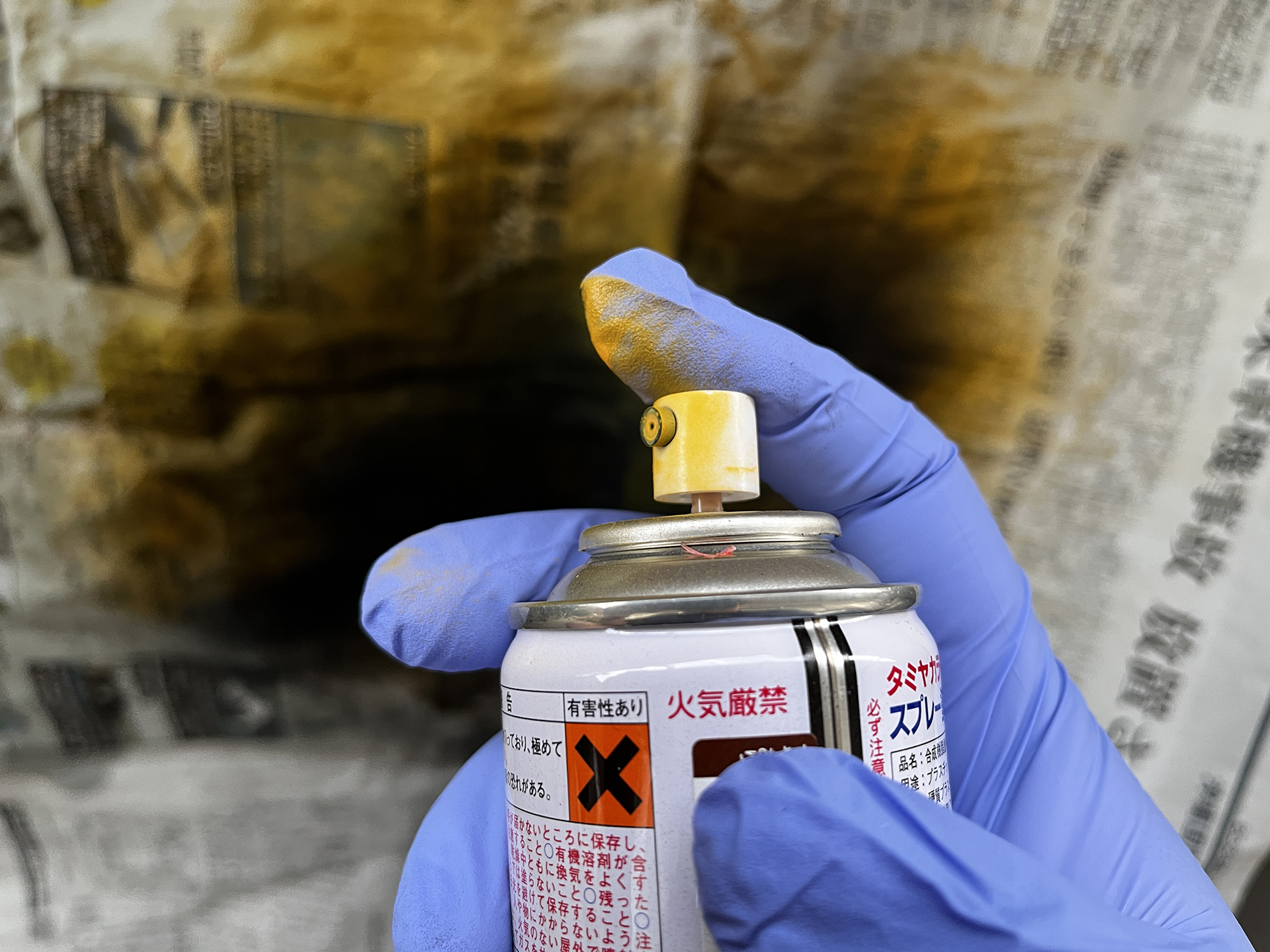 吹き返しの例。せっけんや中性洗剤で落とせる程度ならいいが、爪の間に入るなどすると厄介だ