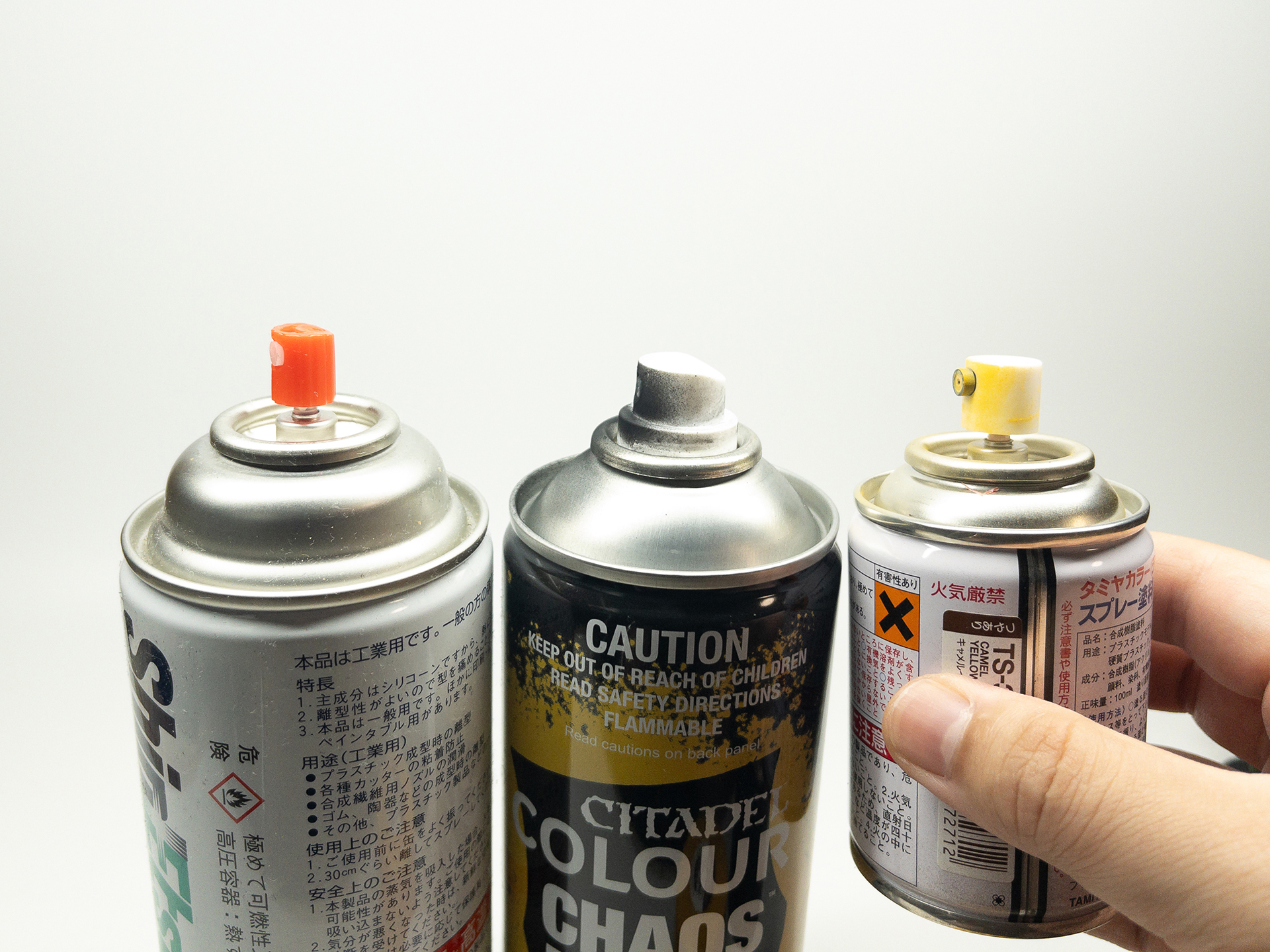 モノタロウで調べたところ、スプレーヘッドの形状は大きく分けて3つ。溶剤や殺虫剤などに使われる左の形状、スプレー塗料に使われやすい中と右の形状