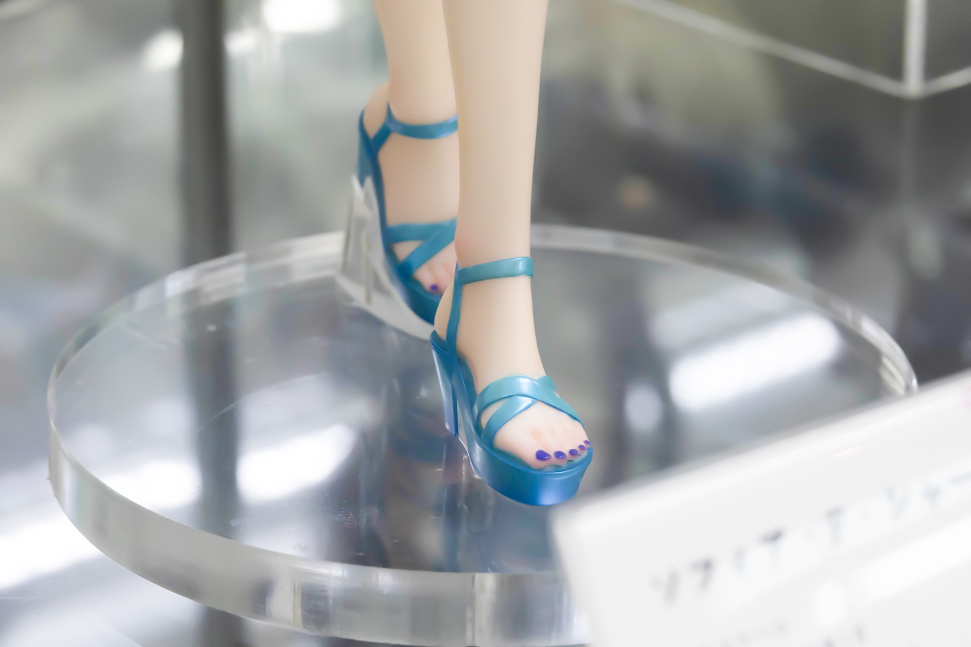 足のツメにも、手の指と同じ色のネイルが塗られている