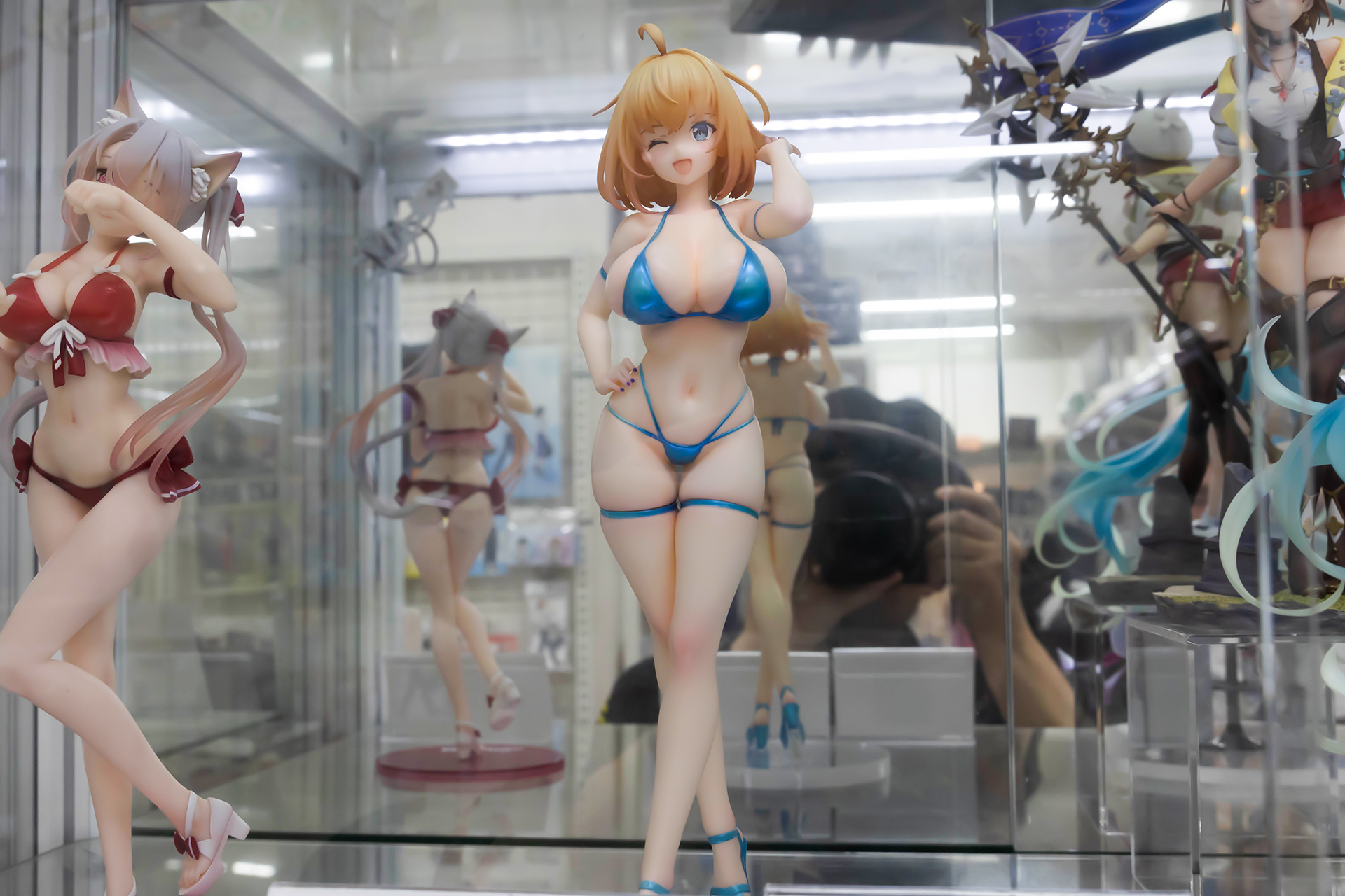 フィギュアの素材はPVCとABSと鉄で、全高は約270mmだ