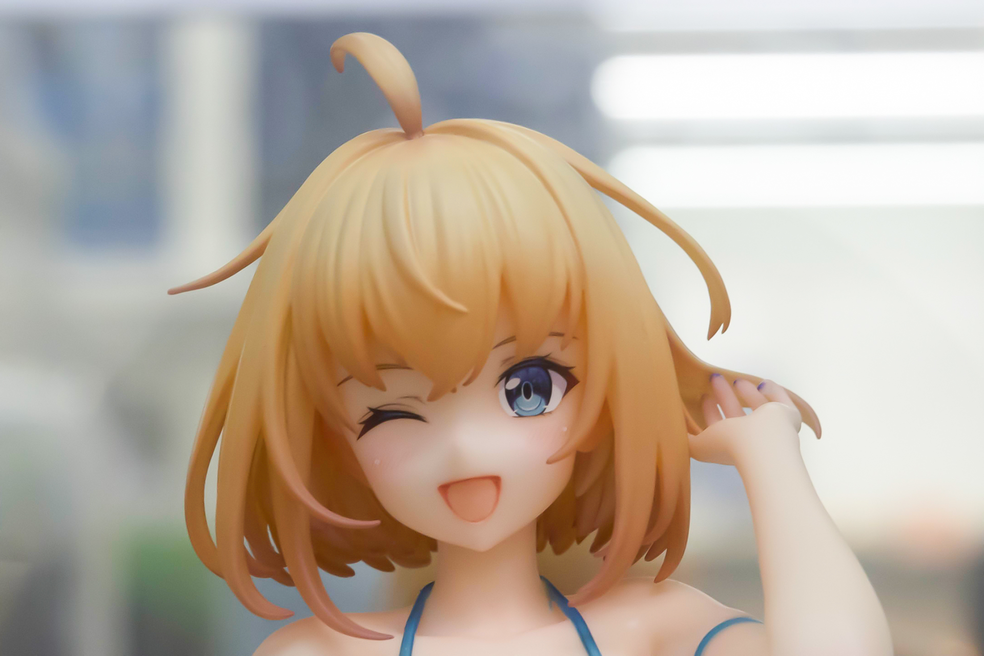 頭のてっぺんからアホ毛が飛び出している