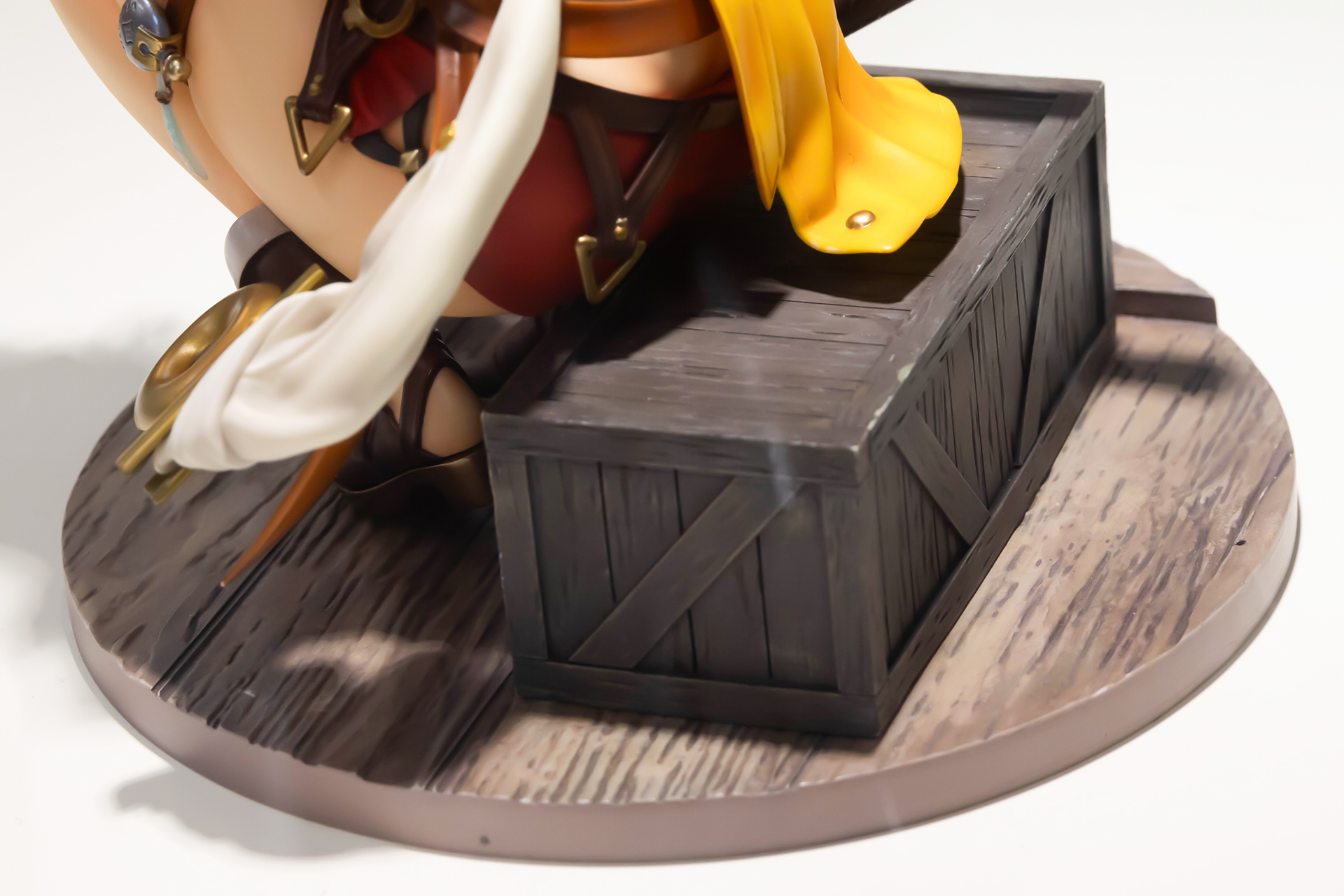 ライザは木箱の上に座っている