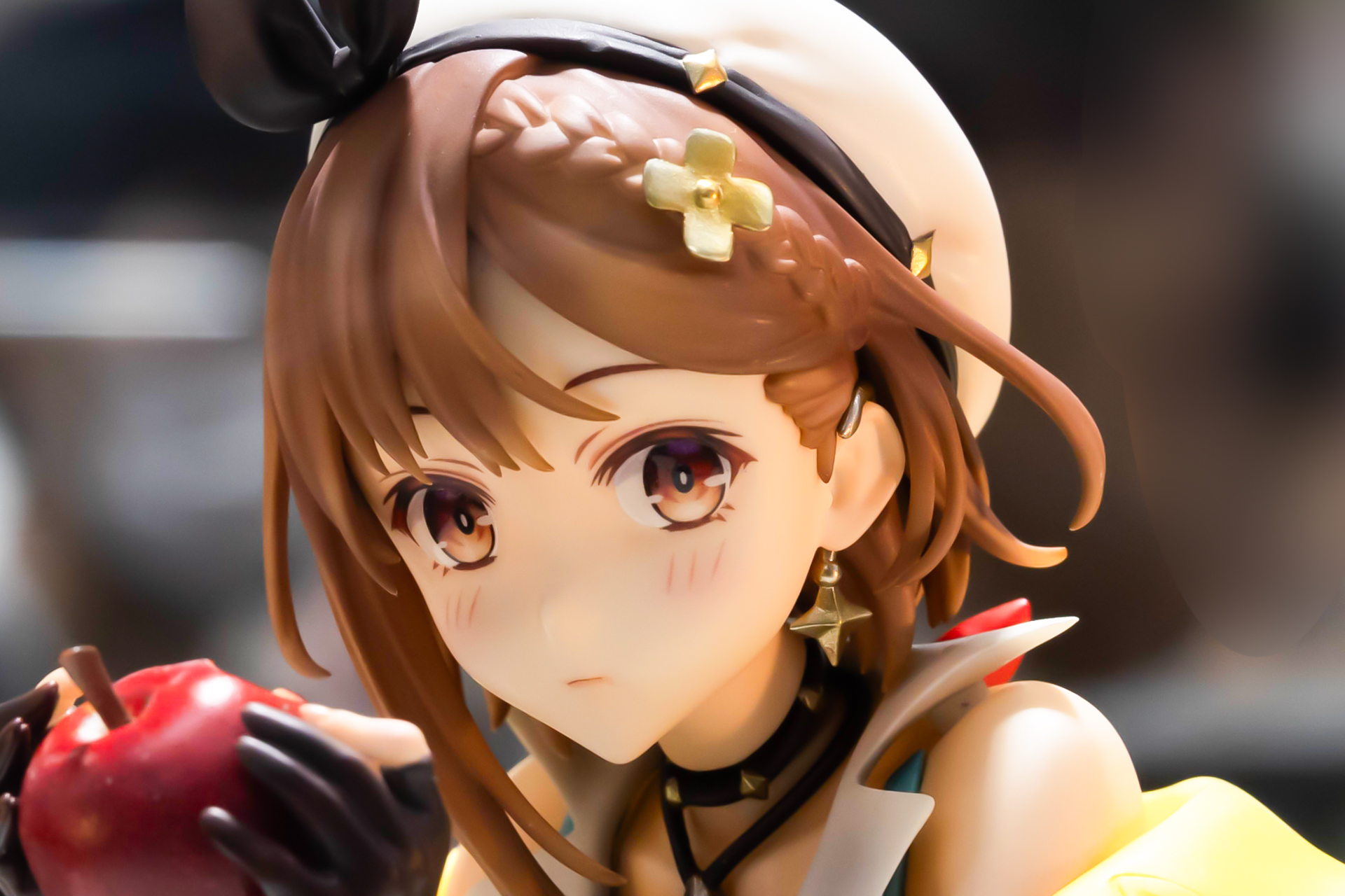 リンゴを食べているところを見られて、照れているような表情をしているライザ