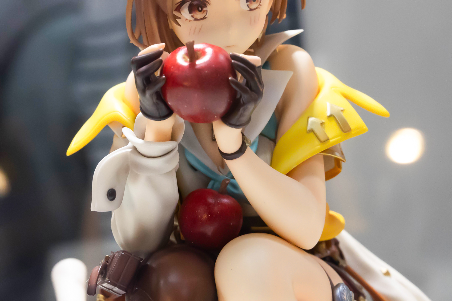 ひざの上にもリンゴが!?