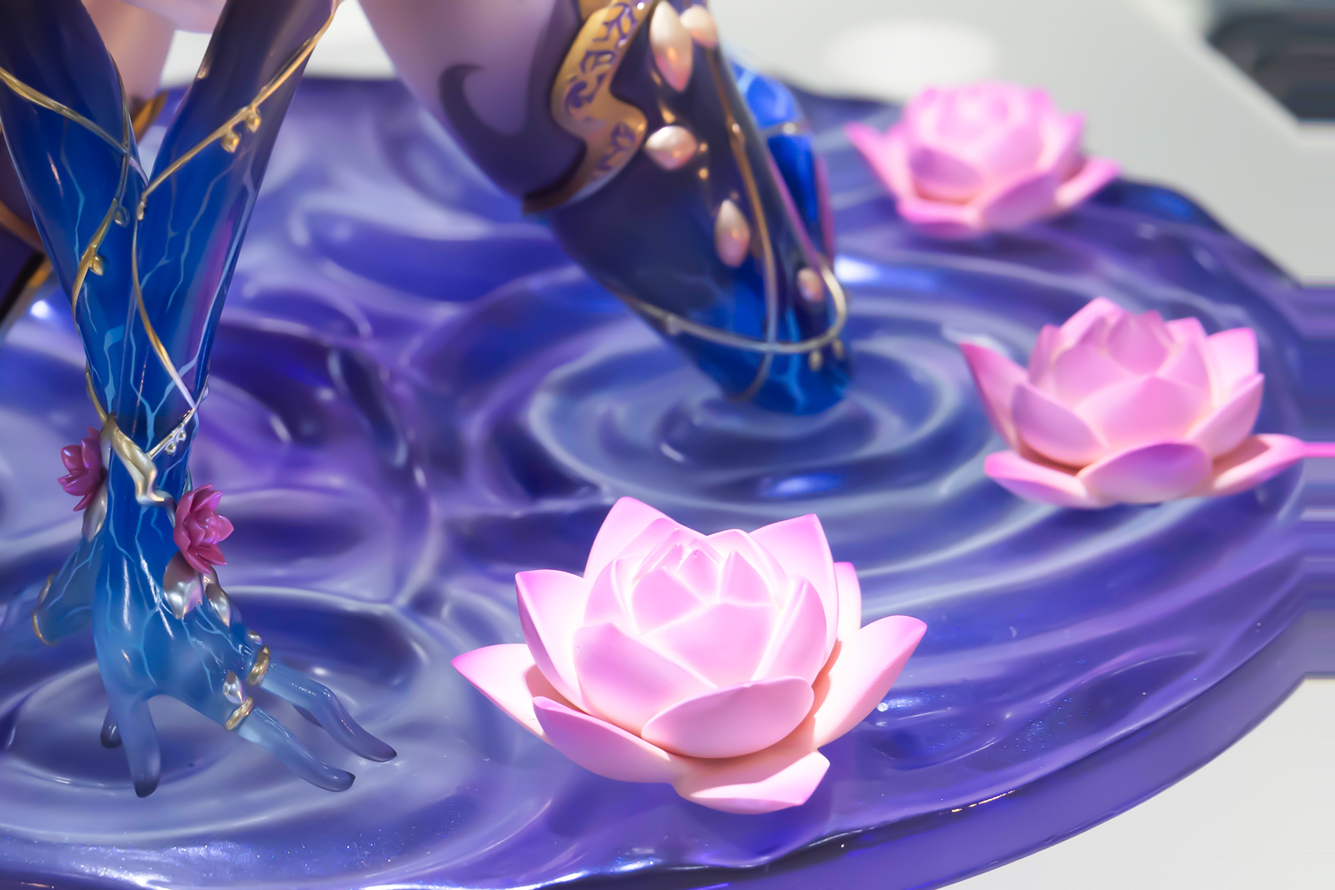 カーマの回りには薔薇の花が浮かんでいる