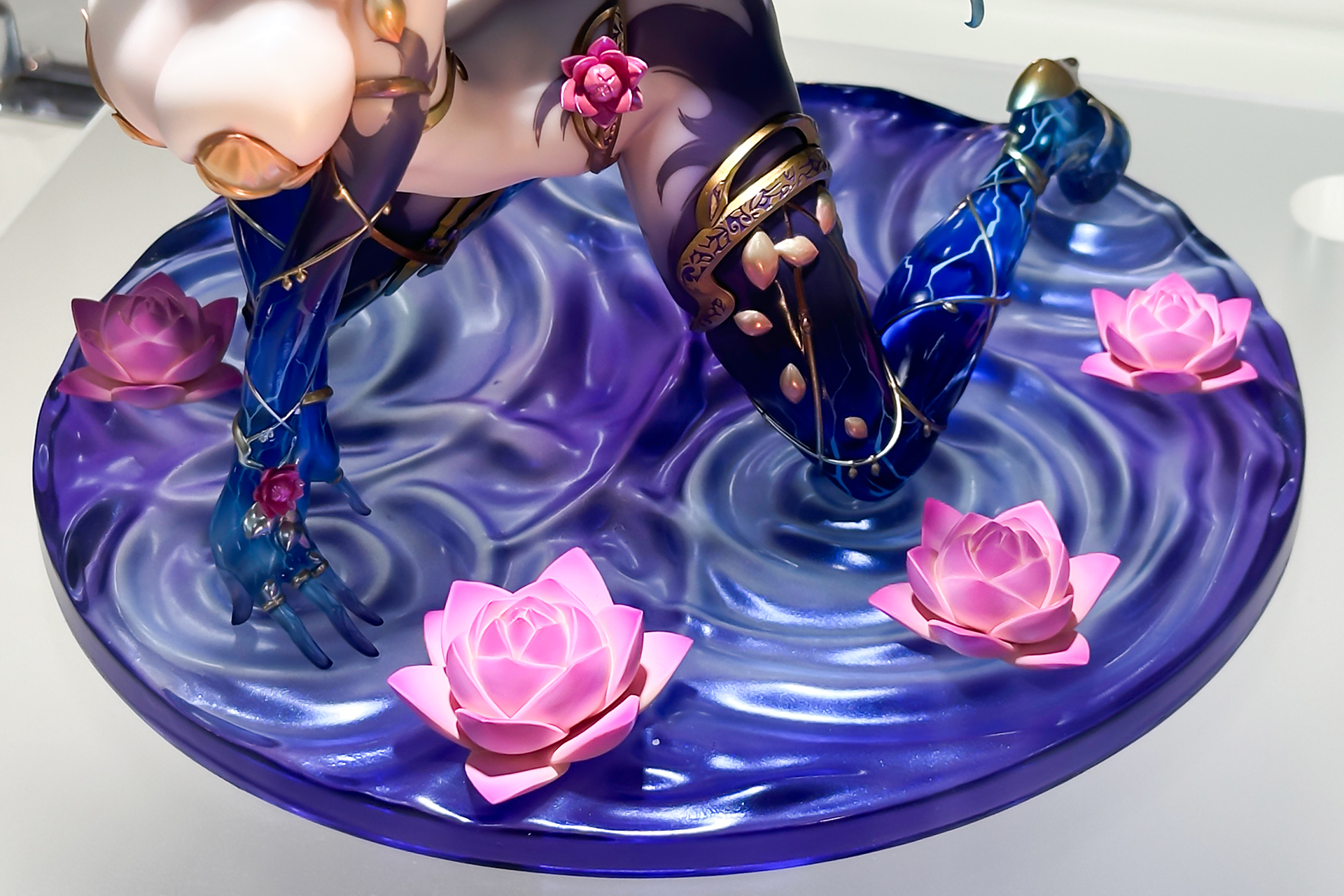 台座部分は別売りの電飾を仕込むことで、最終再臨のイラストに近い見た目にすることもできる