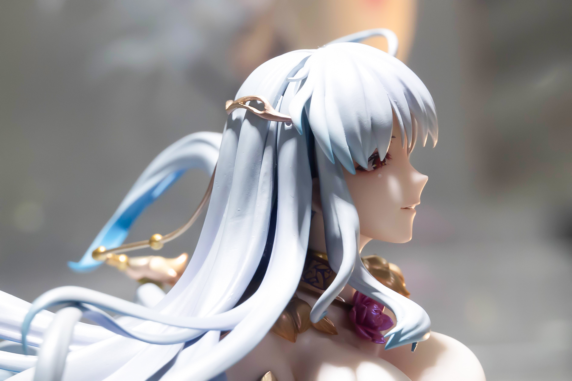 髪にはアクセサリーが付けられている