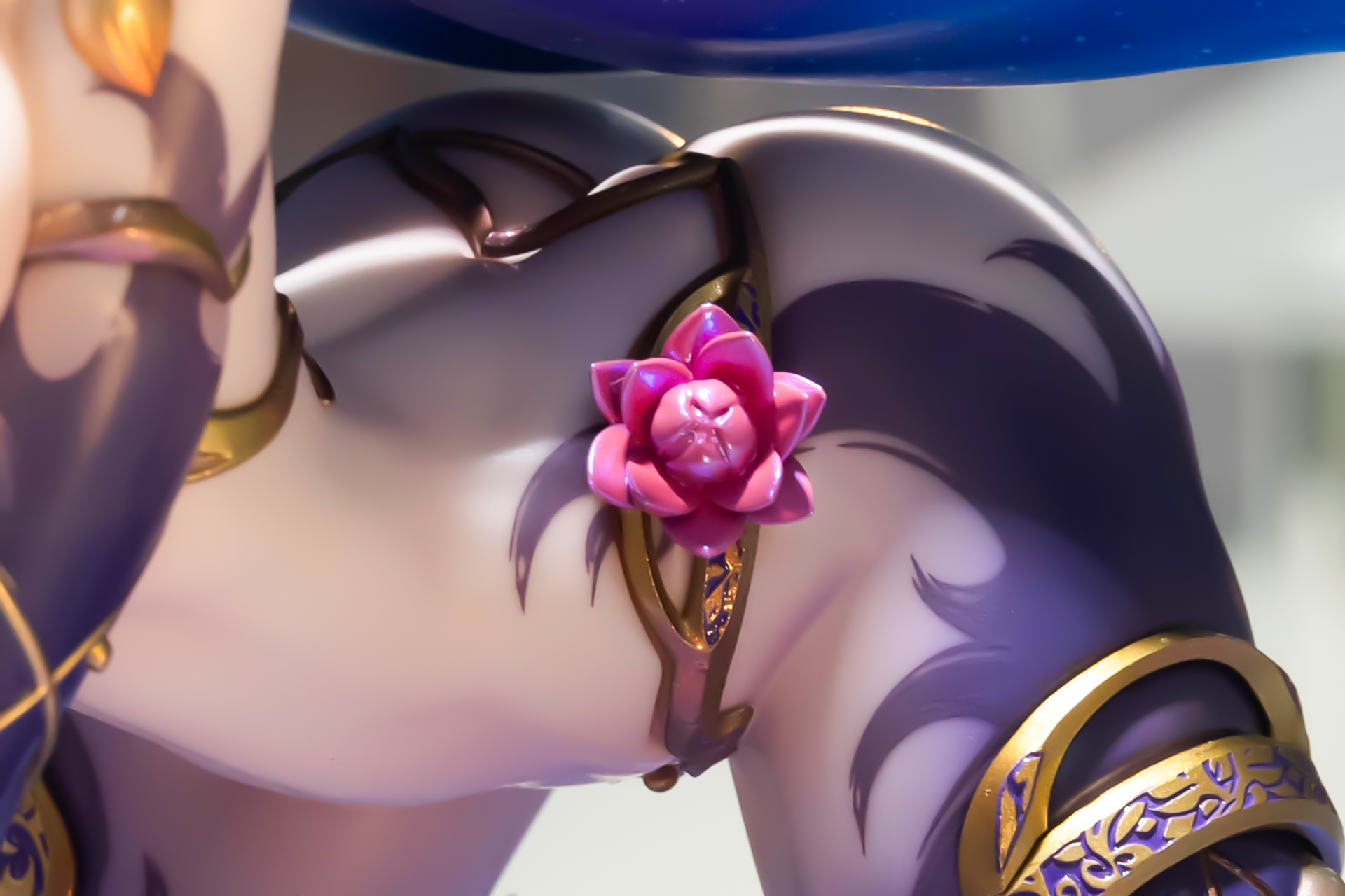 裸体に近い見た目だが、装飾品がいろいろと付けられている