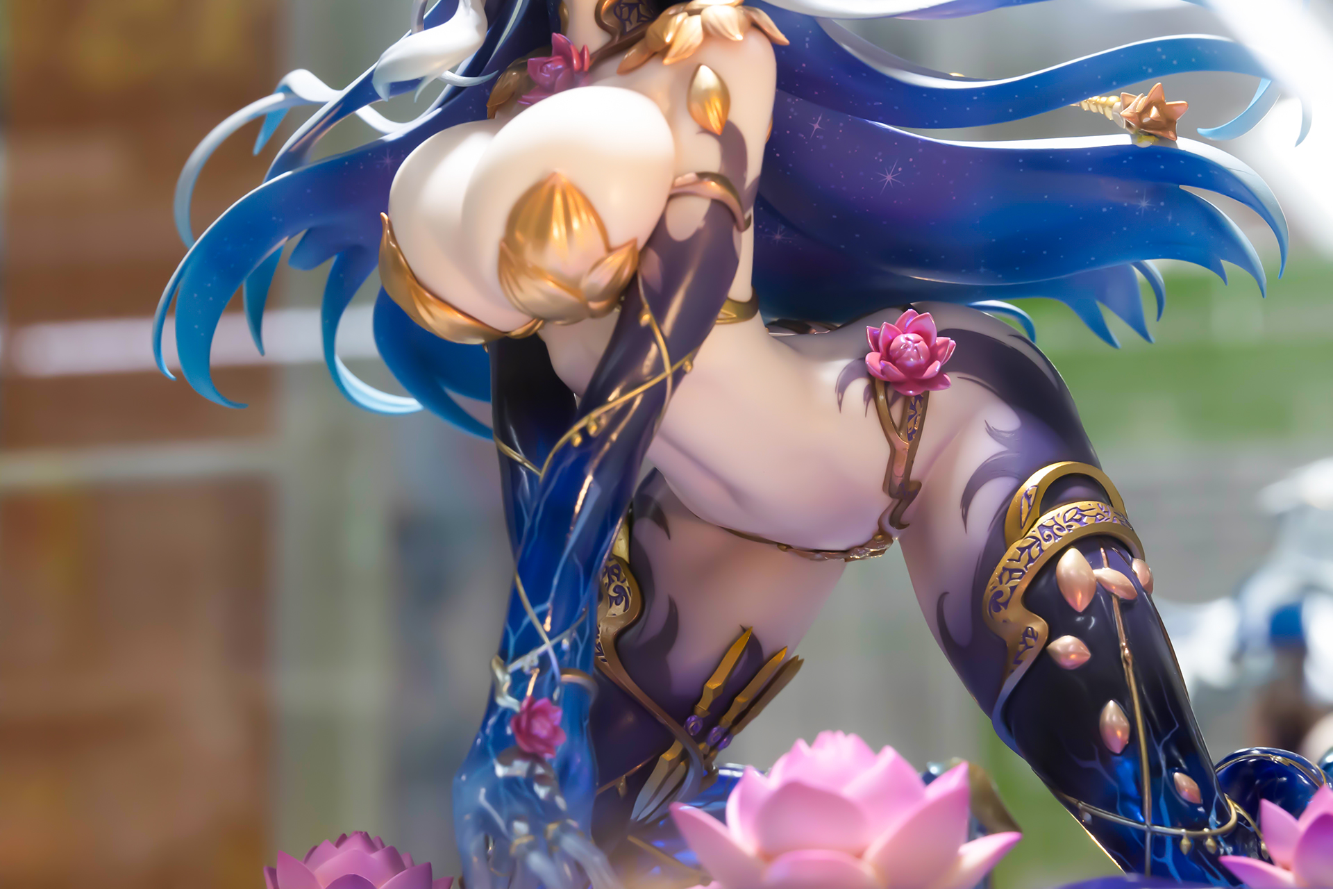 造形も美しいがそれを際立たせているのがクリアパーツだ