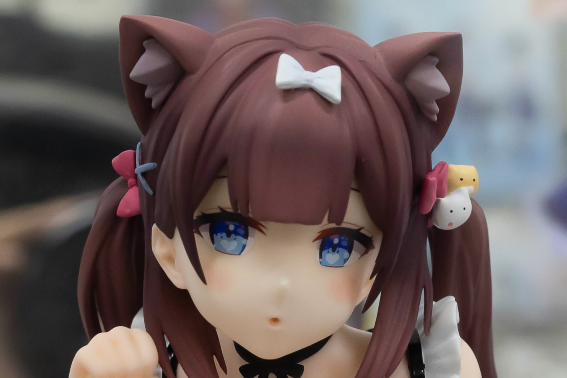 前面に付けられた白いリボンがトレードマークのようだ