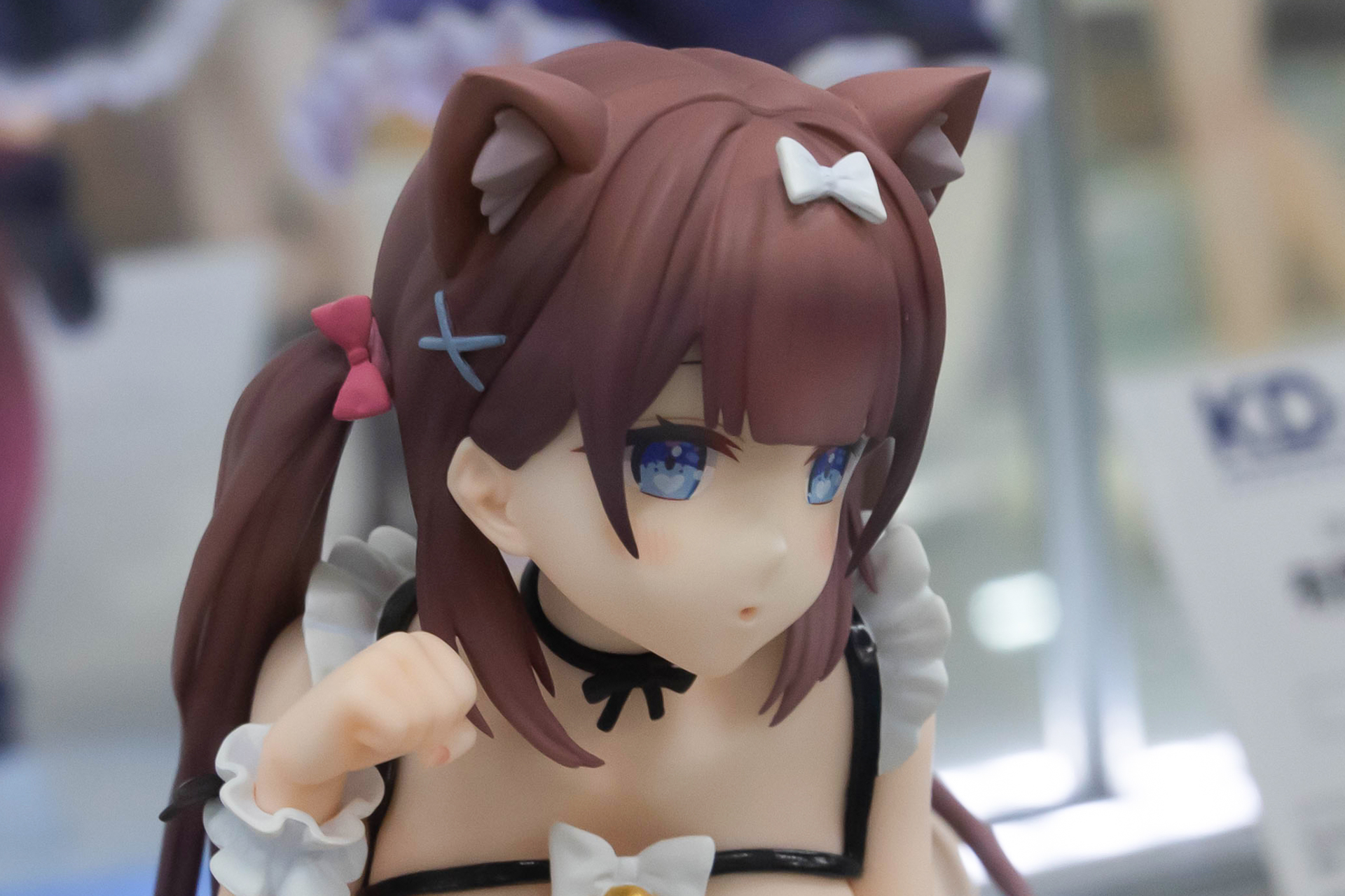 髪にはピンクのリボンなど複数のアクセサリーが付けられている