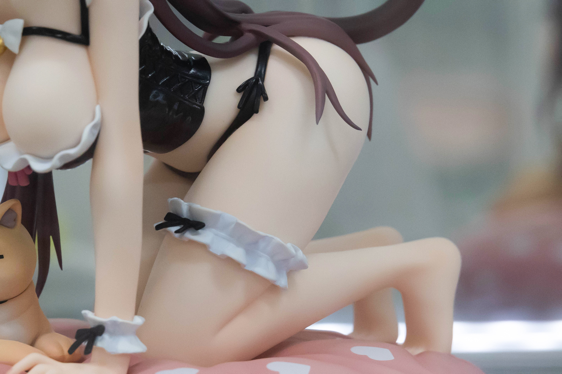 手首や太ももにもアクセサリーが付けられている