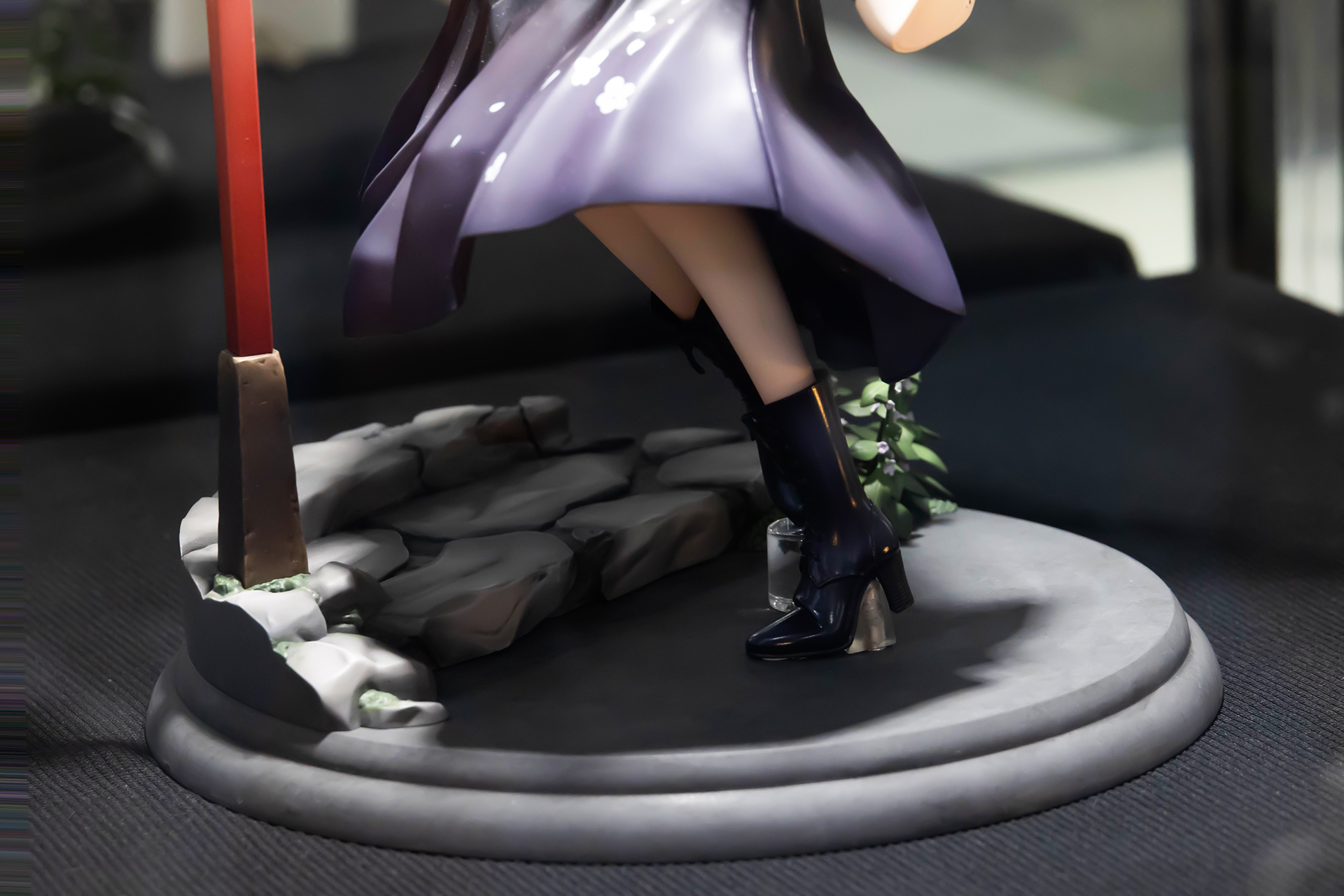 台座はジオラマ風だ