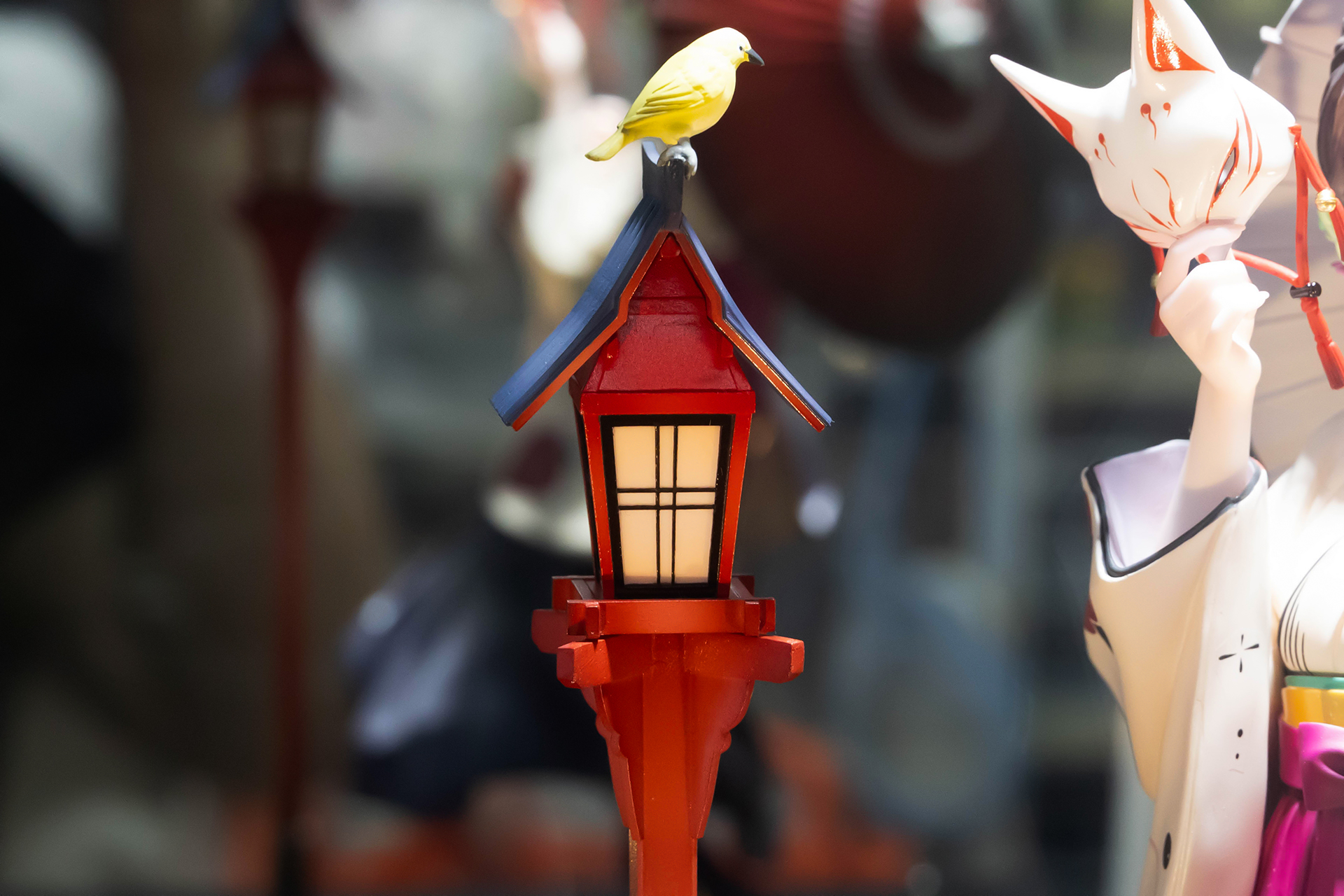 灯籠の上に小鳥がいるという芸の細かさ！