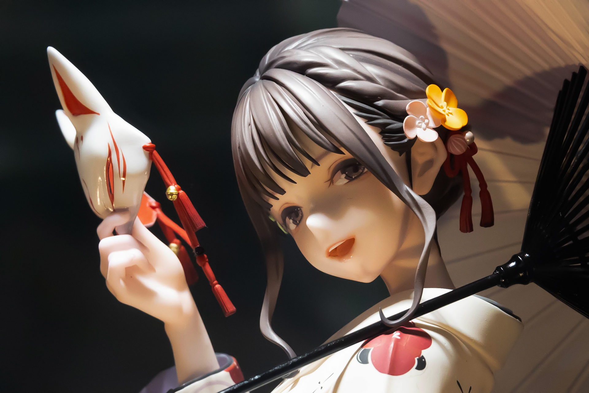 花をモチーフにした髪飾りも美しい