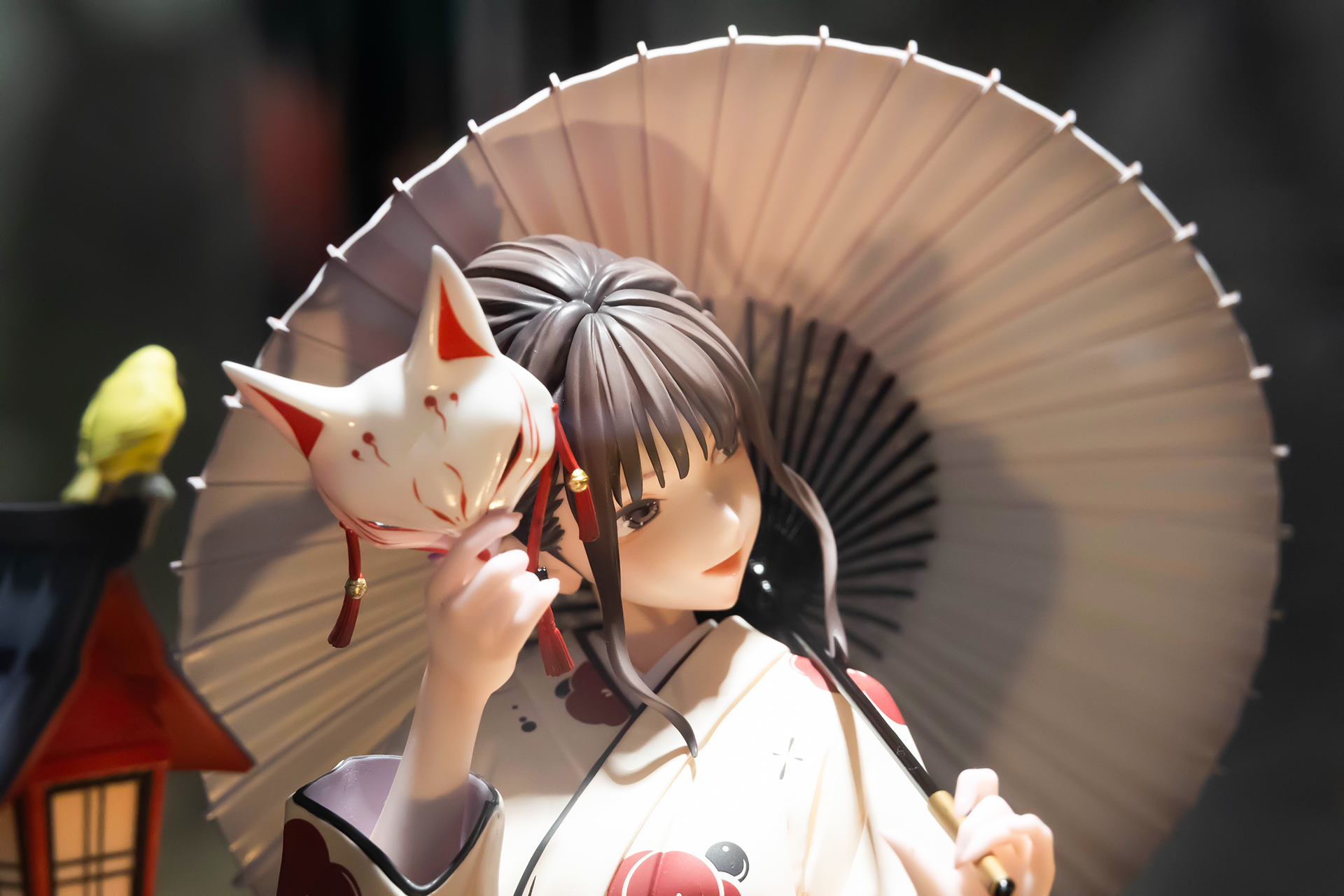 手には大きめの傘を持っている