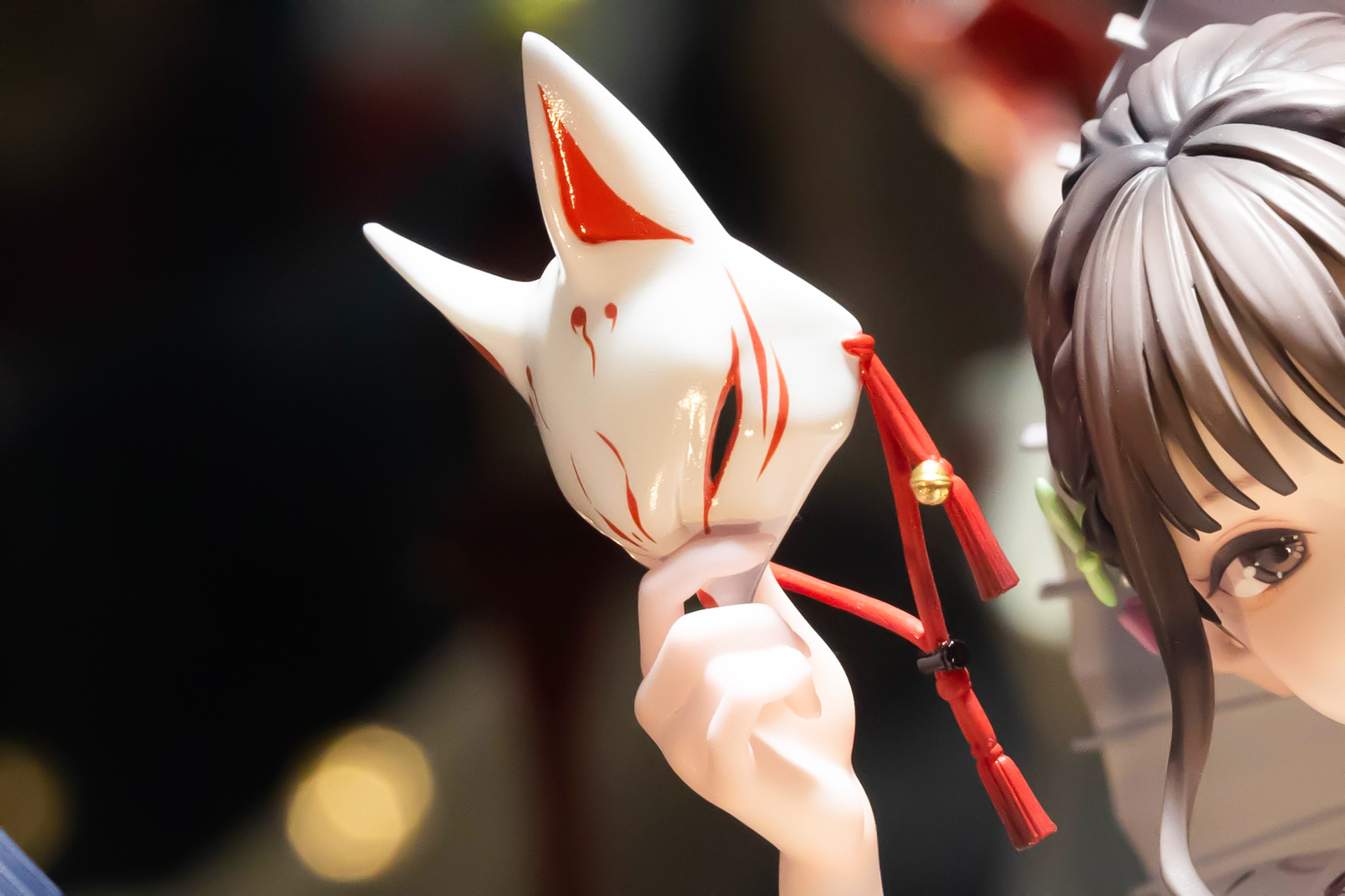 手に持ったキツネのお面も印象的だ