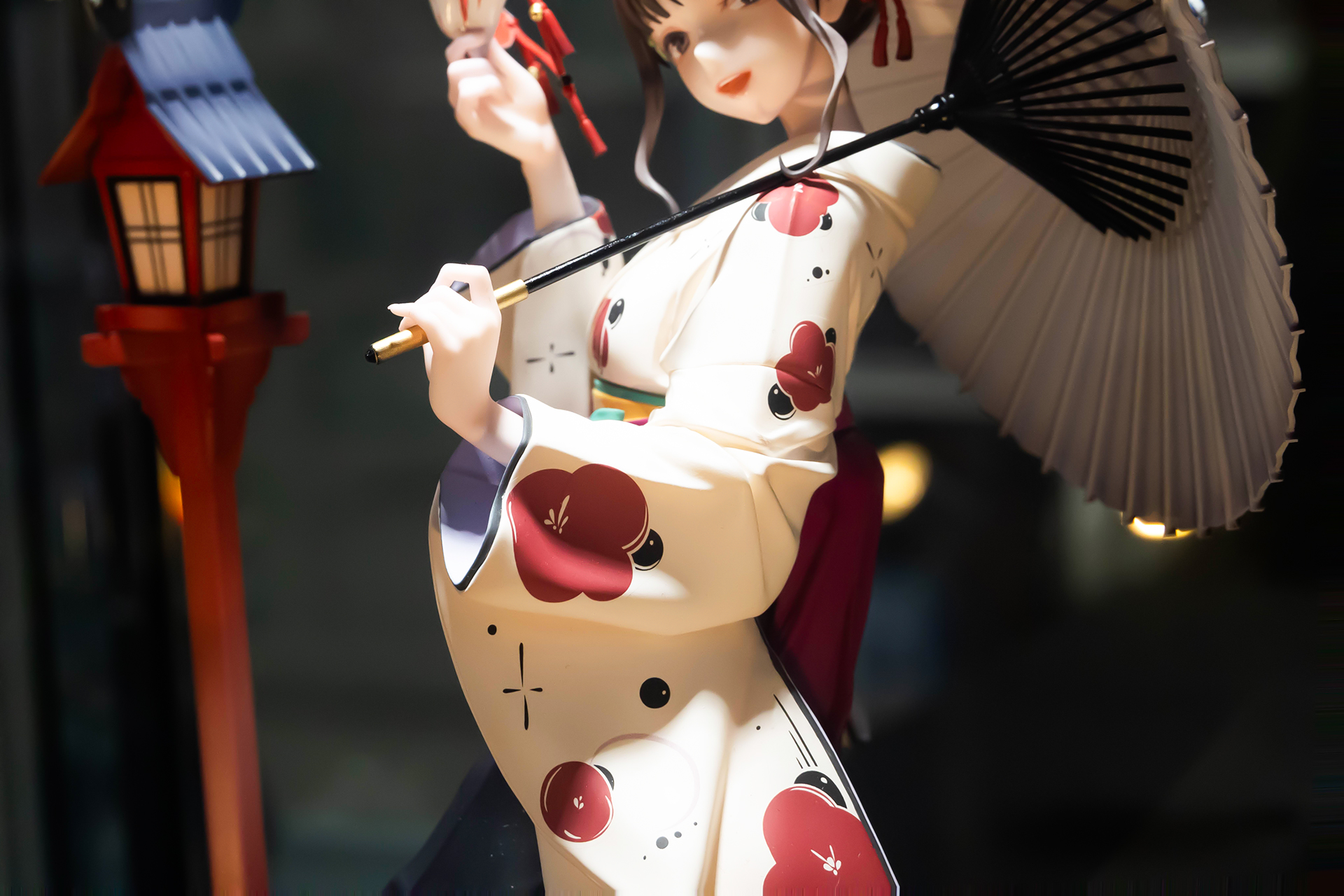 派手すぎない衣装の模様もちょうどいい塩梅である