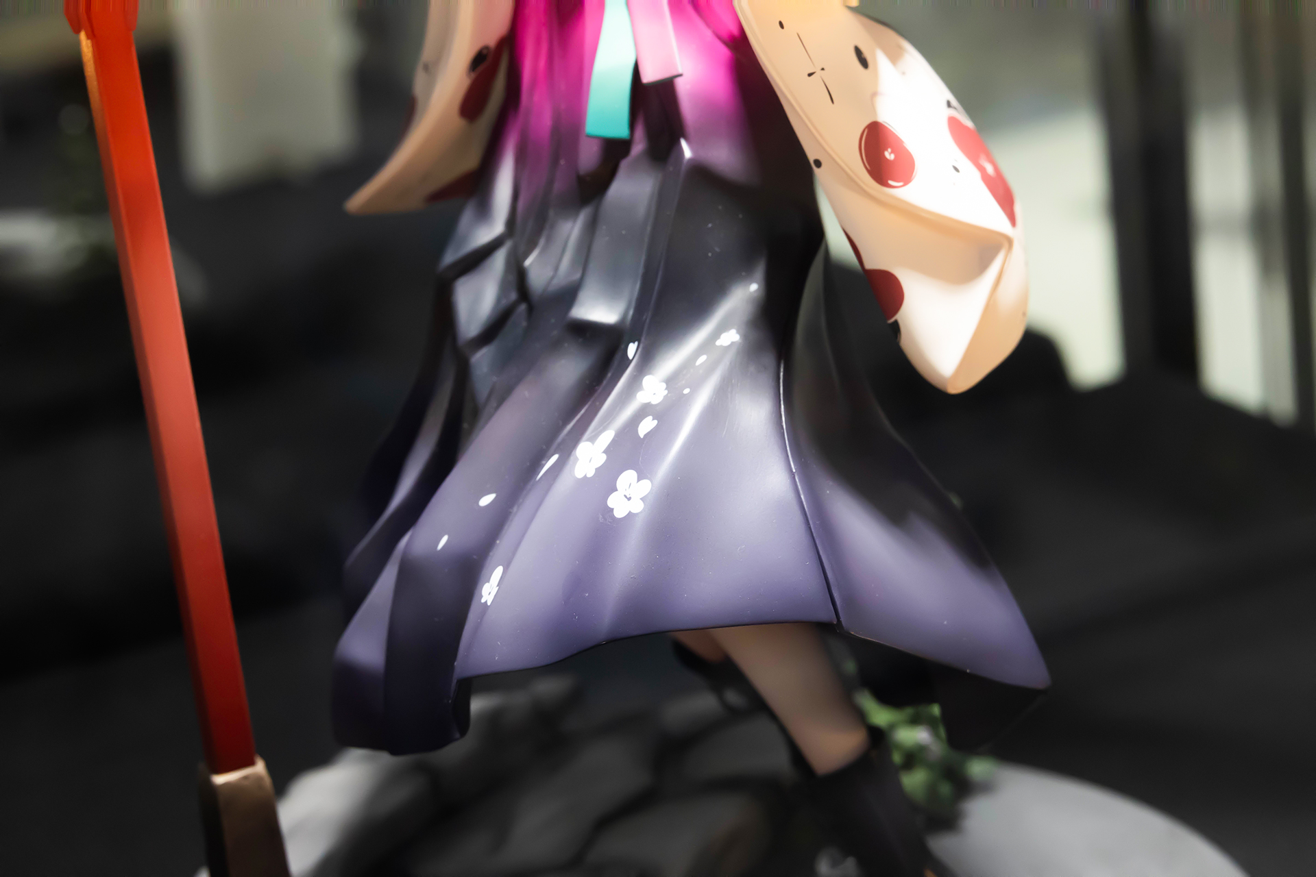 袴部分には躍動感のある動きが付けられている